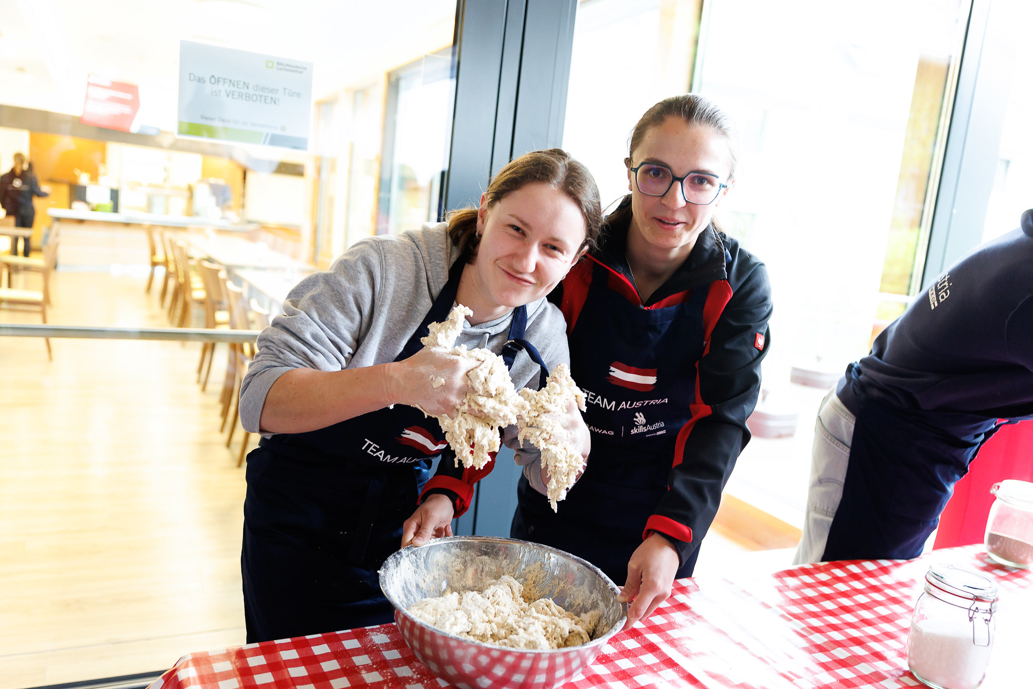 Leonie Tieber macht einen Teig.