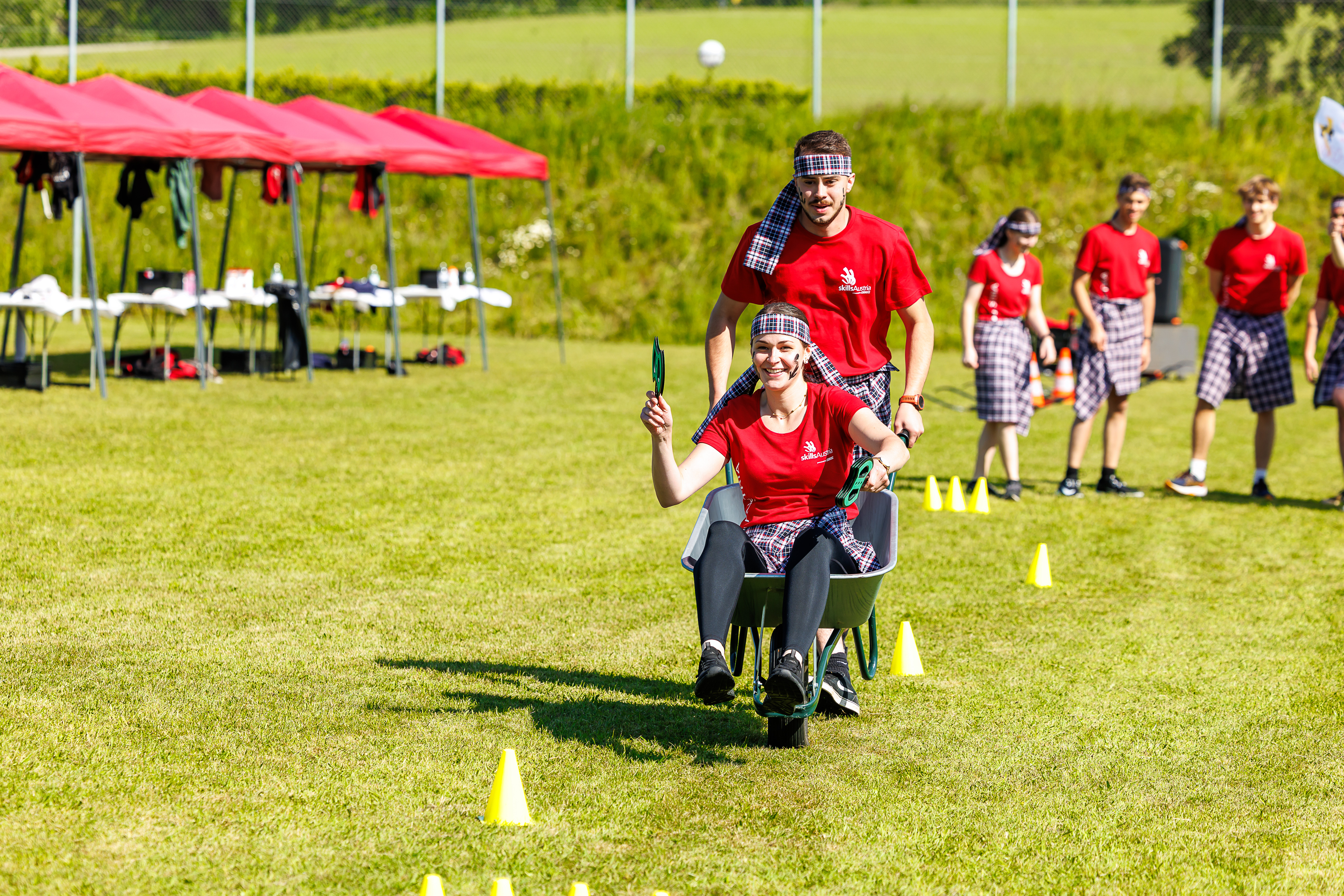 Marcel Resch schiebt beim Teamseminar eine Kollegin in der Schubkarre
