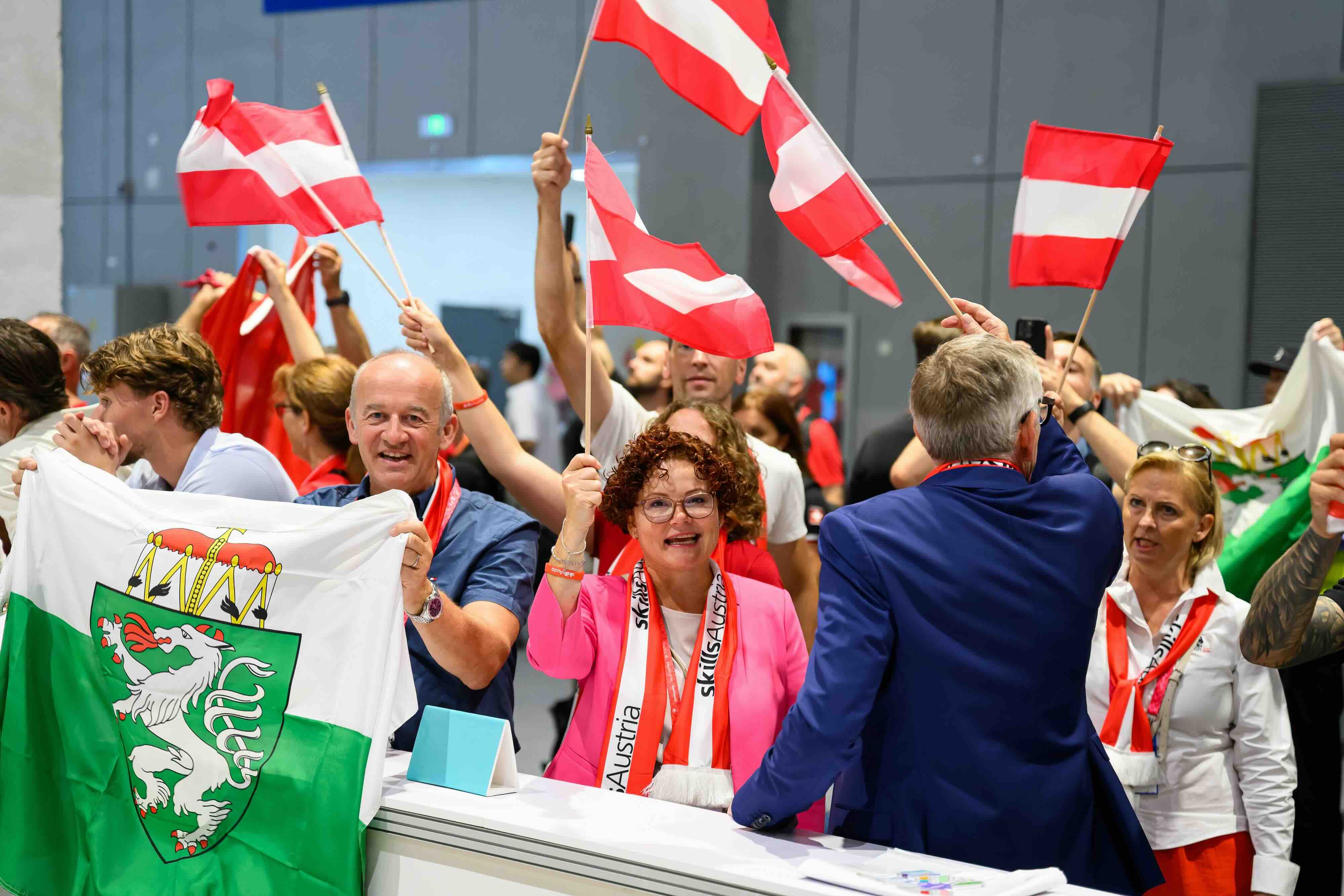 Rot-wei&szlig;-rote Fans &ndash; darunter auch Staatssekret&auml;rin Elisabeth Zehetner &shy;&shy;&ndash; bei der Berufs-WM in Shanghai