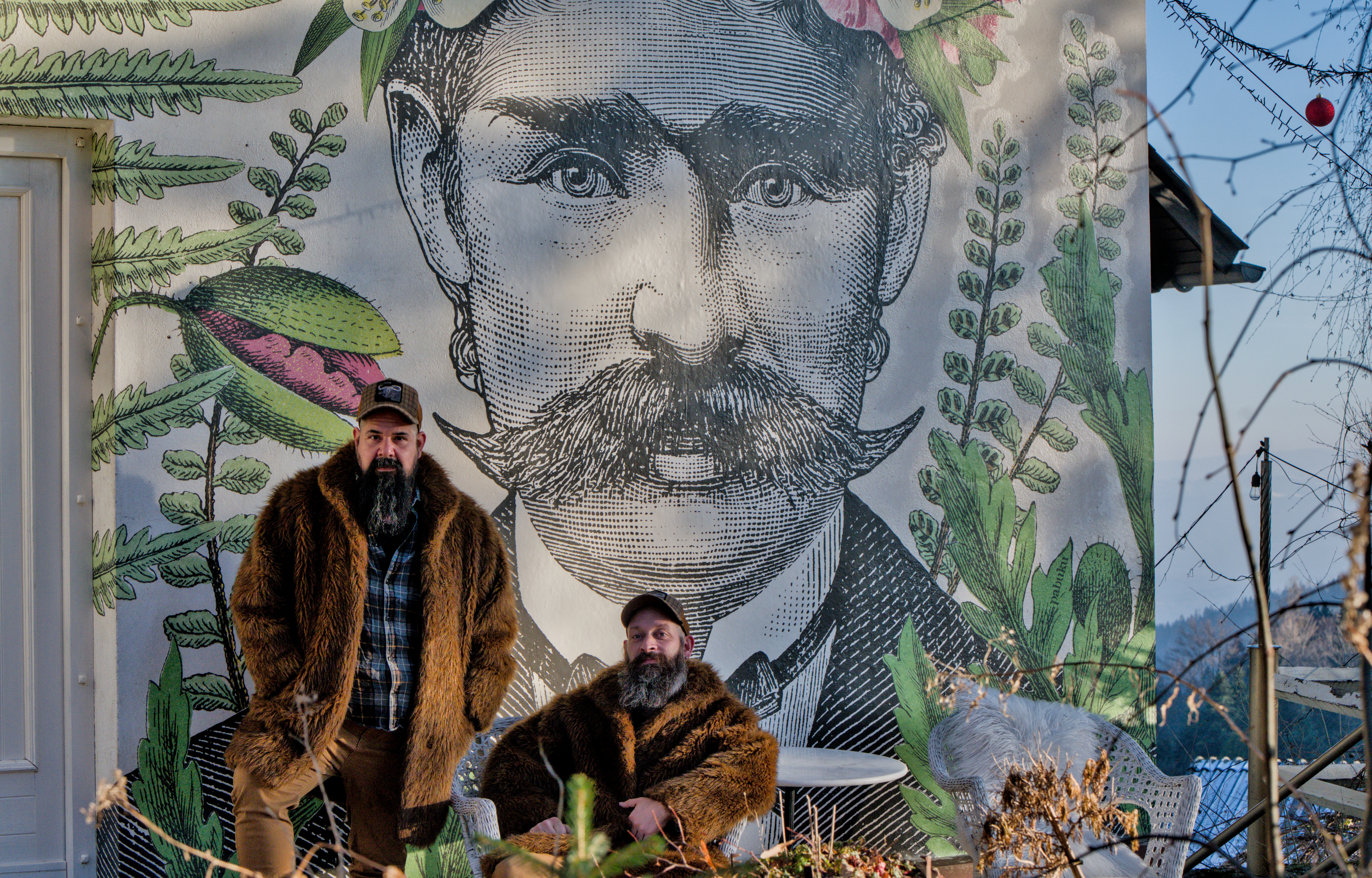 Io Tondolo und Itshe Petz vor der Absteige zur b&auml;rtigen Therese
