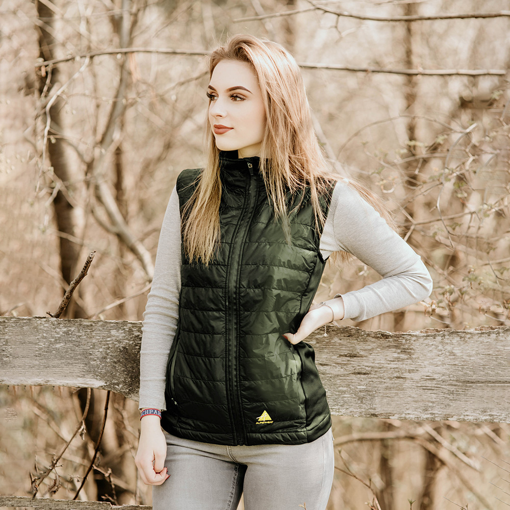 Frau mit funktioneller beheizbarer Outdoor-Bekleidung der Marke Alpenheat