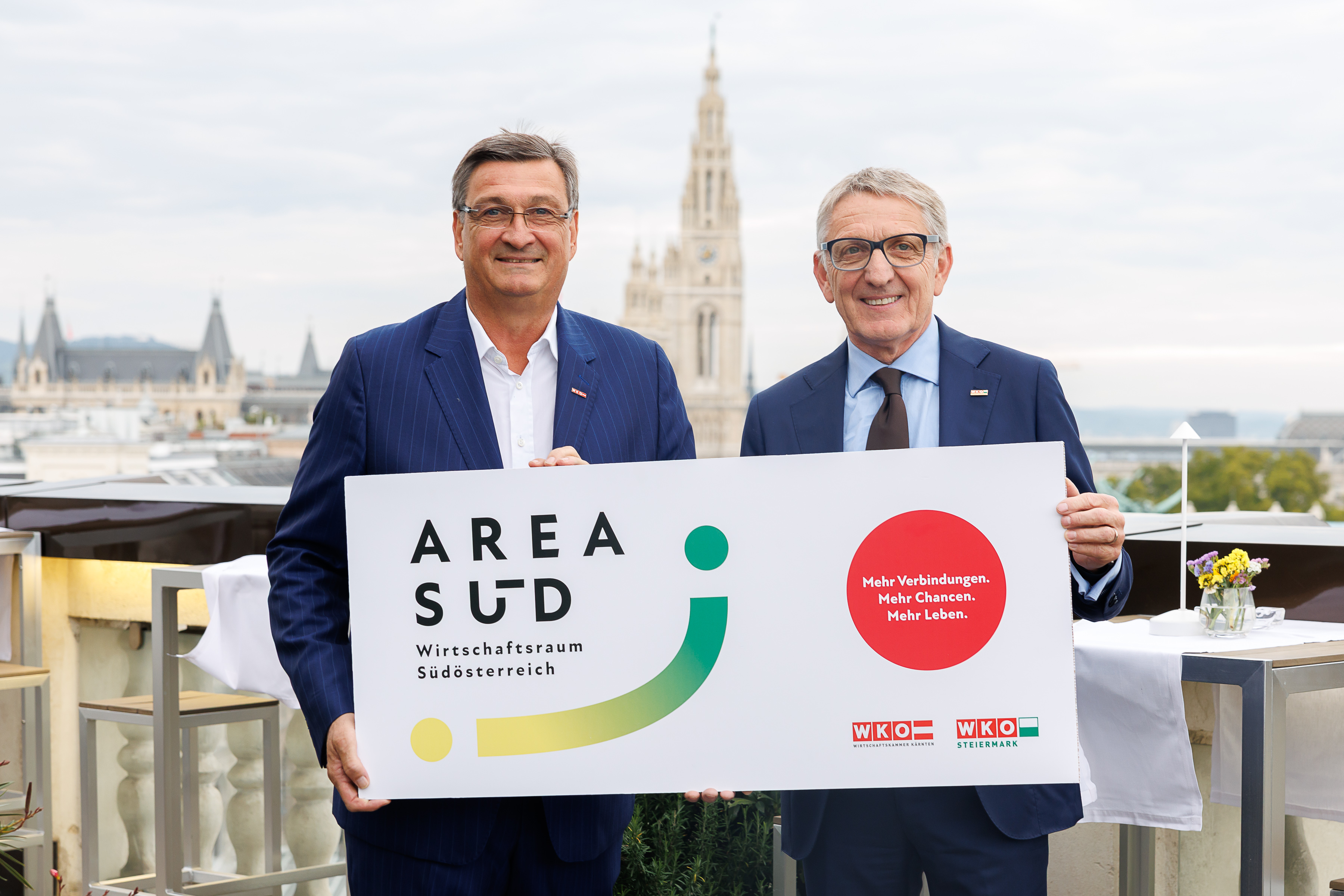 Die Pr&auml;sidenten der Wirtschaftskammern Steiermark und K&auml;rnten, Josef Herk (r.) und J&uuml;rgen Mandl pr&auml;sentieren die AREA S&Uuml;D mit entsprechendem Schild in Wien.