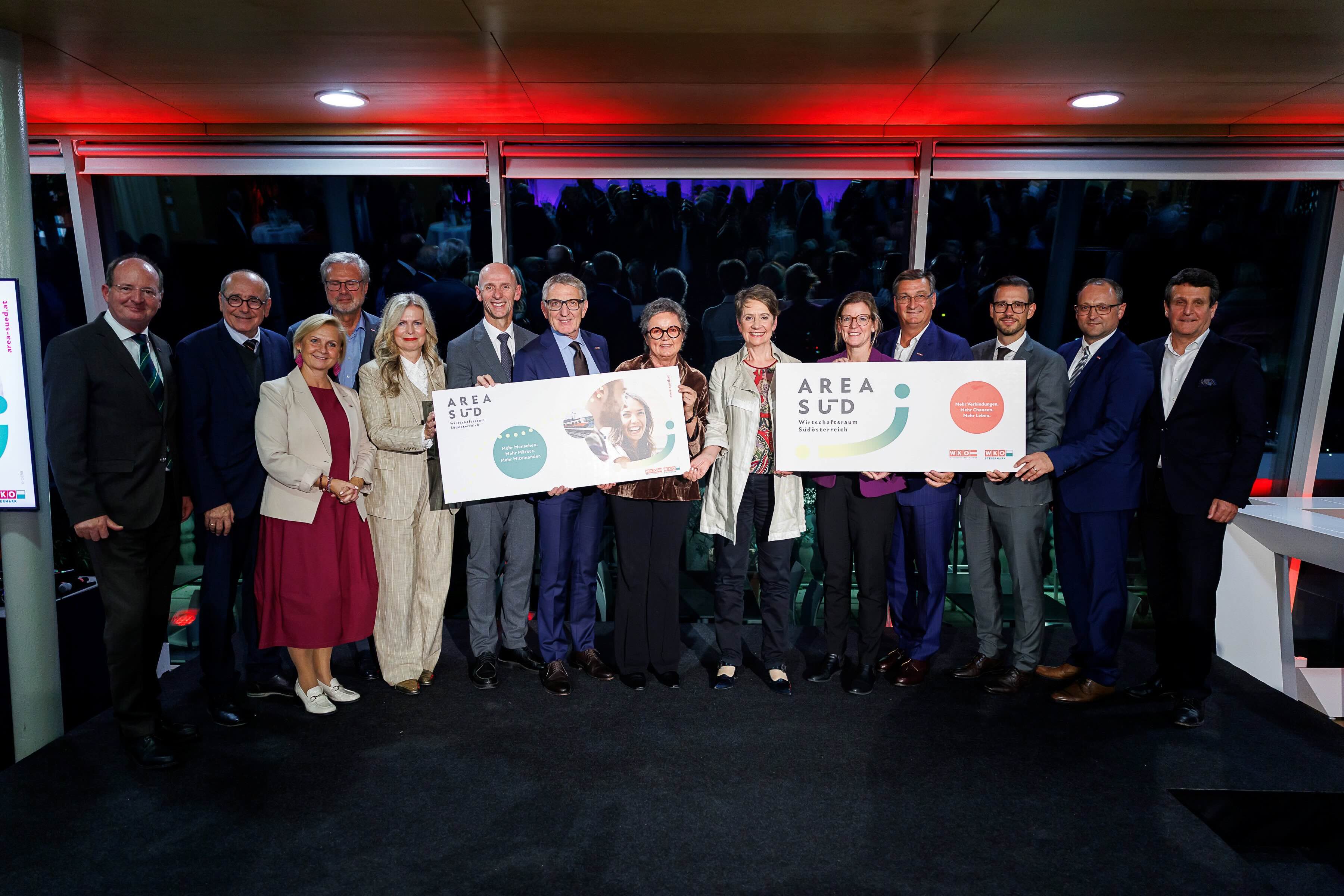 WKO Steiermark Vizepräsident Herbert Ritter, Steiermarks AREA SÜD Initiator Manfred Kainz, WKO Steiermark Vizepräsidentin Gabi Lechner, WKO Steiermark Direktor Karl Heinz Dernoscheg, Moderatorin Claudia Reiterer, Landesrat Willibald Ehrenhöfer, WKO Steiermark Präsident Josef Herk, die Unternehmerinnen Daniela Müller-Mezin und Sabine Herlitschka (CEO Infineon Technologies), ÖBB-Vorständin Manuela Waldner, WKO Kärnten Präsident Jürgen Mandl, Landesrat Sebastian Schuschnig (Kärnten), WKO Kärnten Direktor Meinrad Höfferer und Kärntens AREA SÜD Initiator Gerhard Oswald (v.l.)