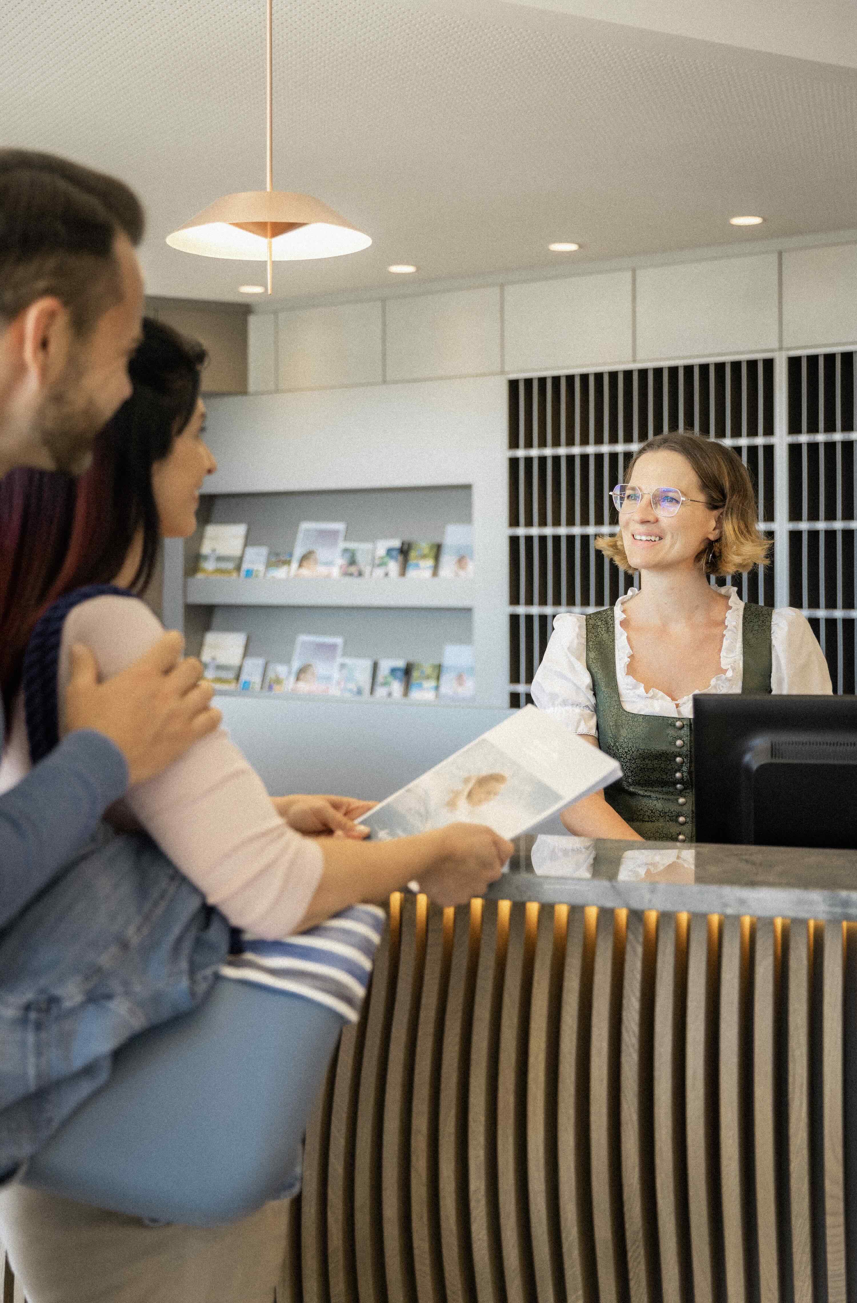 Bad Waltersdorf: Hotelrezeption, Foyer