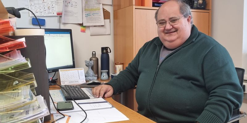 Michael Nebel in seinem neuen Job als B&uuml;rokaufmann.