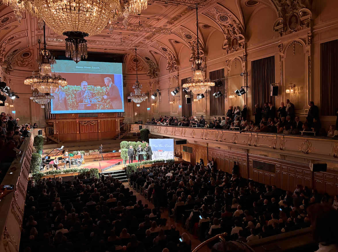 Viele Menschen im Grazer Congress