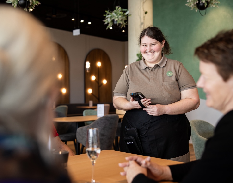 Servicekraft und zwei Kunden, Cafe Miteinand in Leibnitz