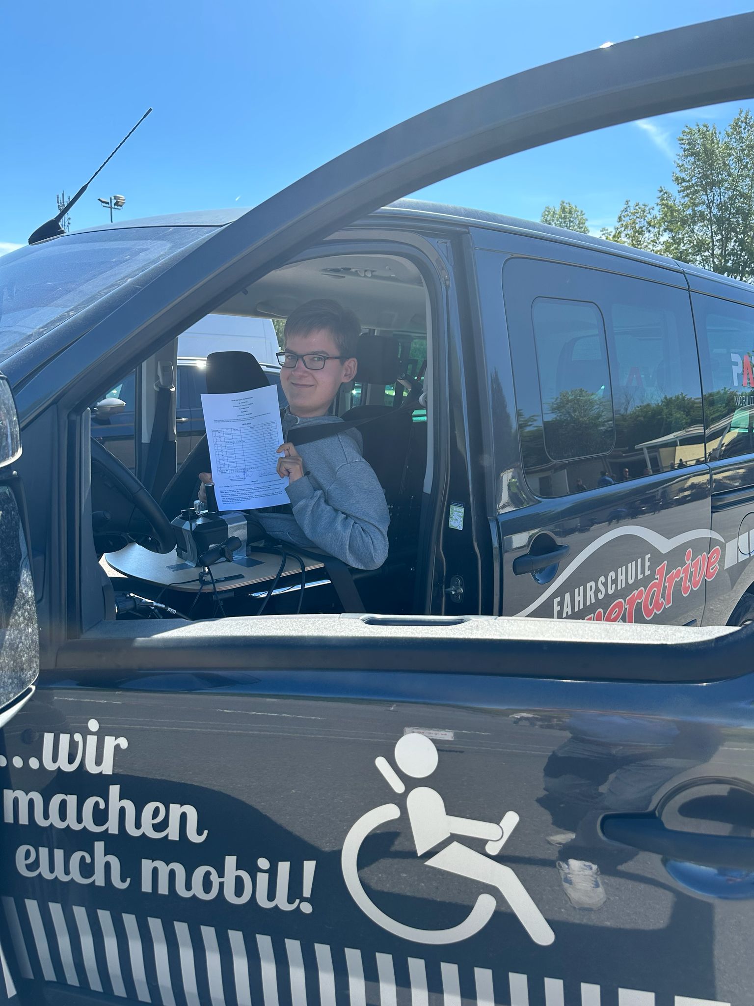 Christian Schimpl sitzt am Fahrersitz im Auto