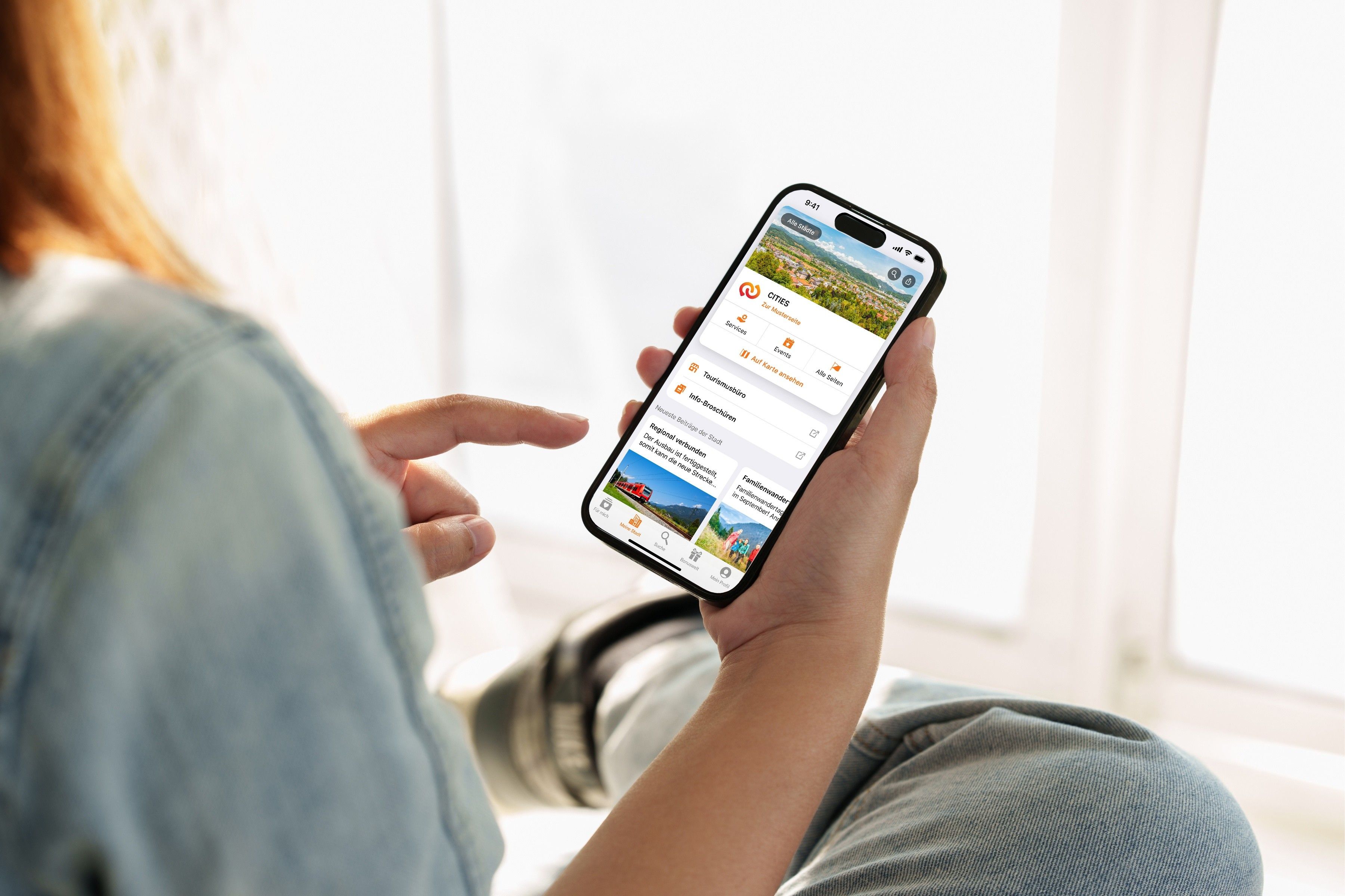 Frau bedient die Cities App am Handy