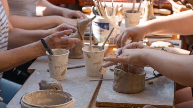 Auf artSIP werden verschiedene Kreativworkshops angeboten. T&ouml;pfern geh&ouml;rt zu einem der beliebtesten.