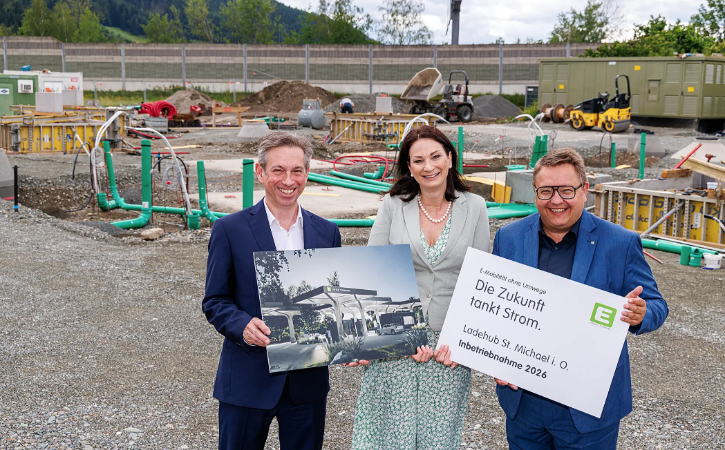 B&uuml;rgermeisterin Nicole Sunitsch mit dem Energie-Steiermark-Duo Martin Graf und Walter Ressi