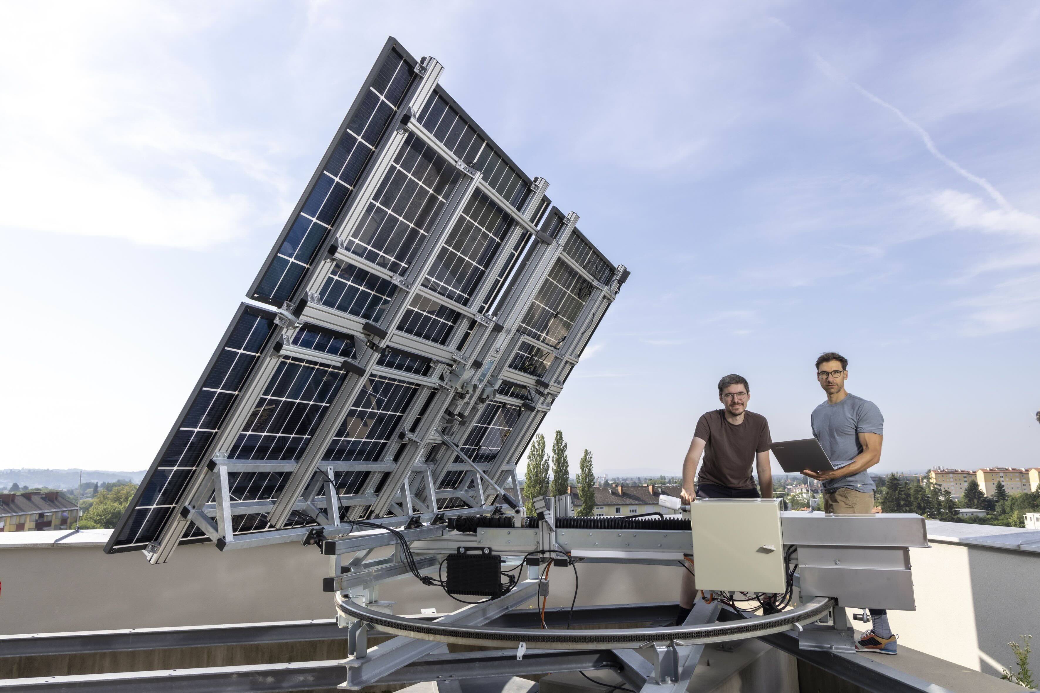 FLAPTrack. Ein an der TU Graz entwickeltes PV-System. Armin Buchroithner (re.) und Thomas Neubauer bei ihrer Demonstrationsanlage. 