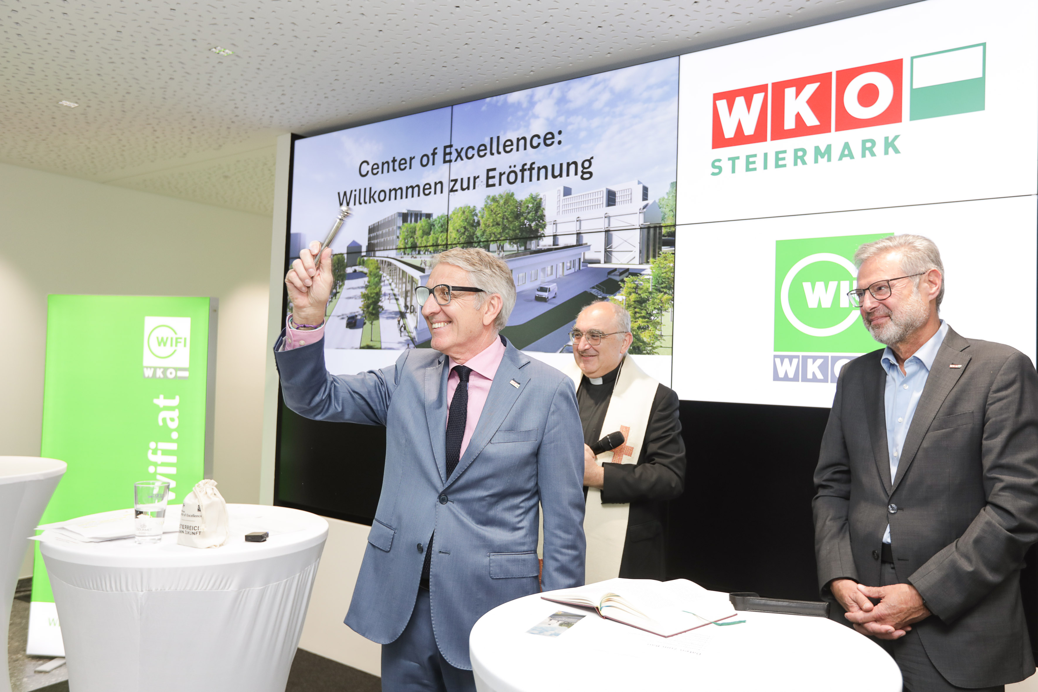 Feierliche Einweihung und Segnung des Centers of Excellence: WKO Steiermark Präsident Josef Herk, Bischof Wilhelm Krautwaschl und WKO Steiermark Diretor Karl Heinz Dernoscheg (v.l.). Herk beim segnen
