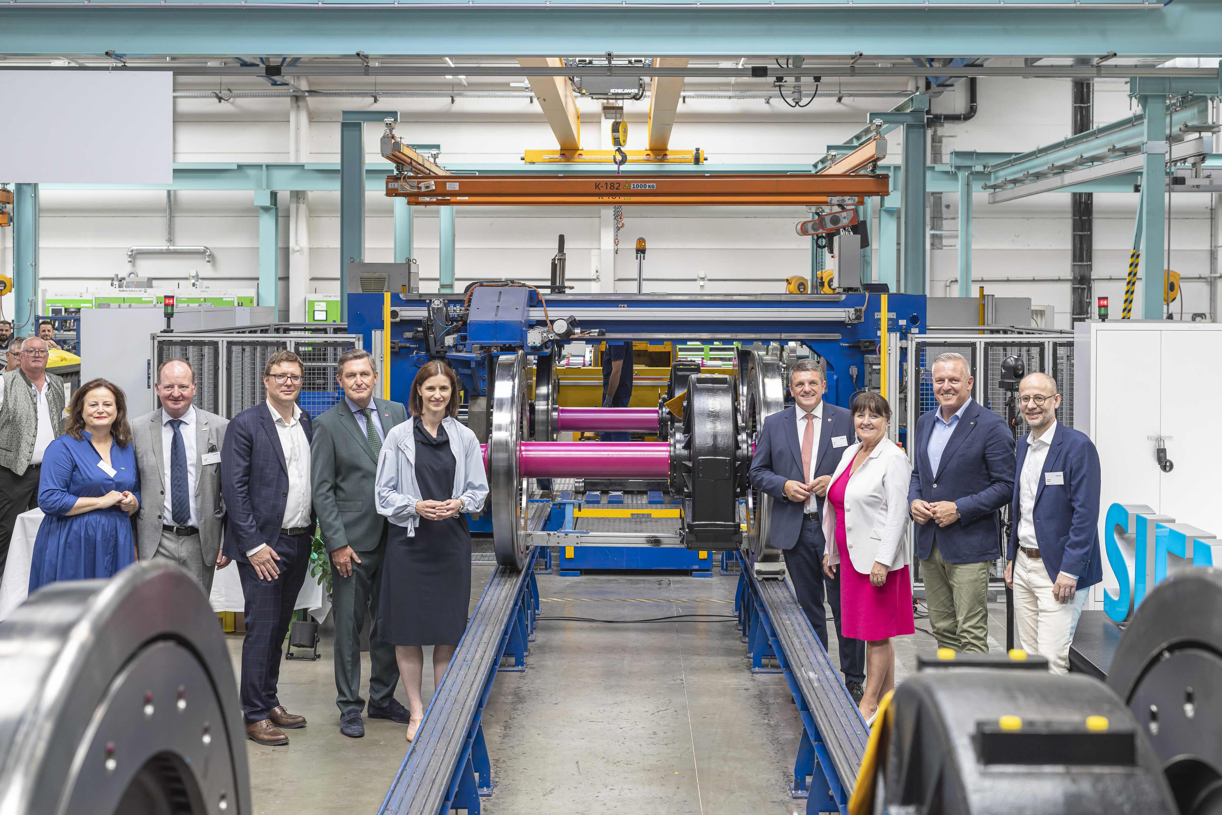 Zahlreiche Vertreter aus Politik und Wirtschaft kamen zur Er&ouml;ffnung des neuen Siemens-Mobility-Werks nach F&uuml;rstenfeld.