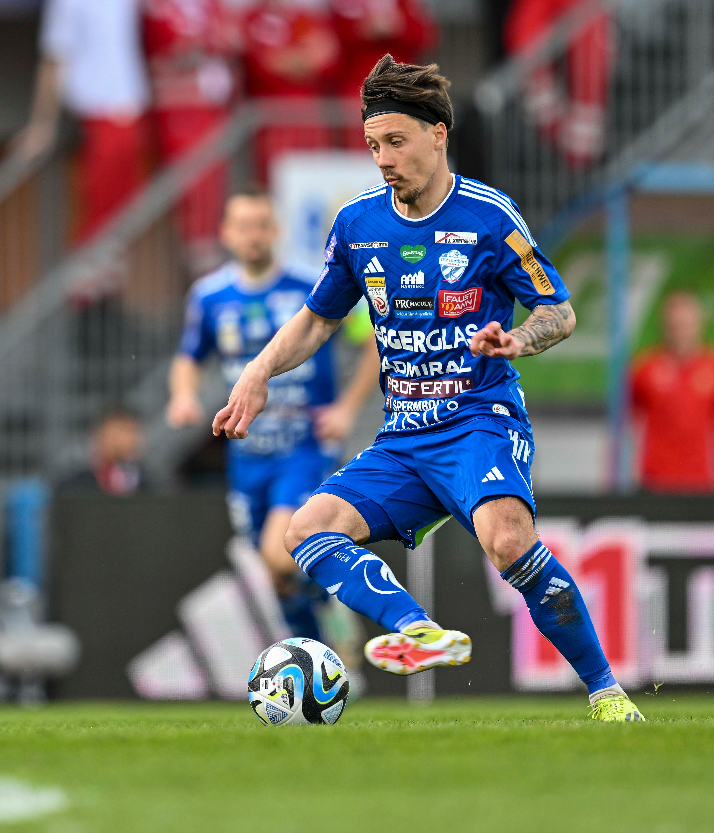 Hartberg-Spieler im blauen Trikot