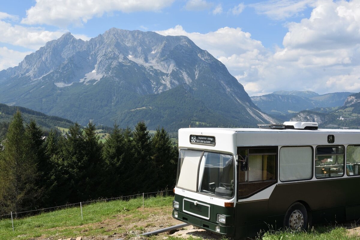 Doppelbett, Couch, K&uuml;che und Bad: Alles findet im Glampingbus Platz. 