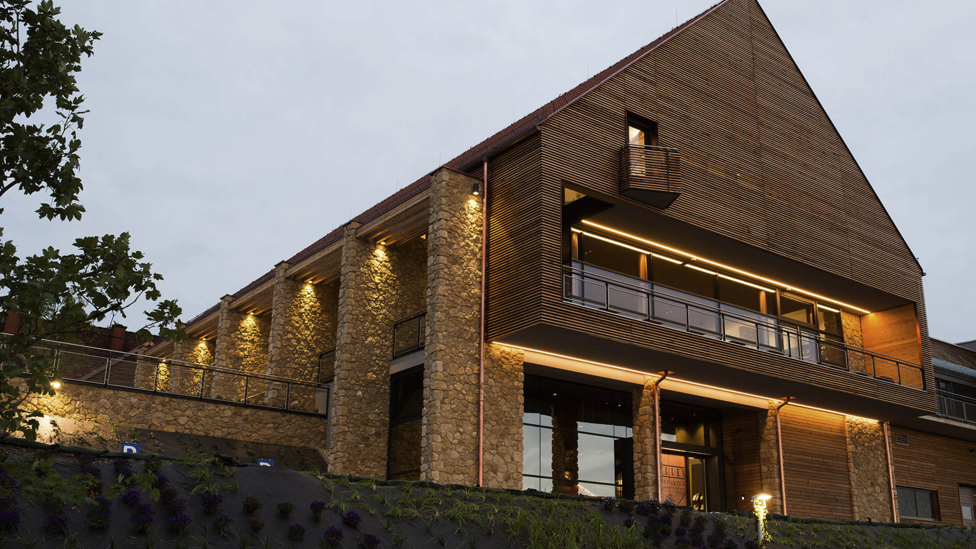 Das Stammhaus von unten fotografiert