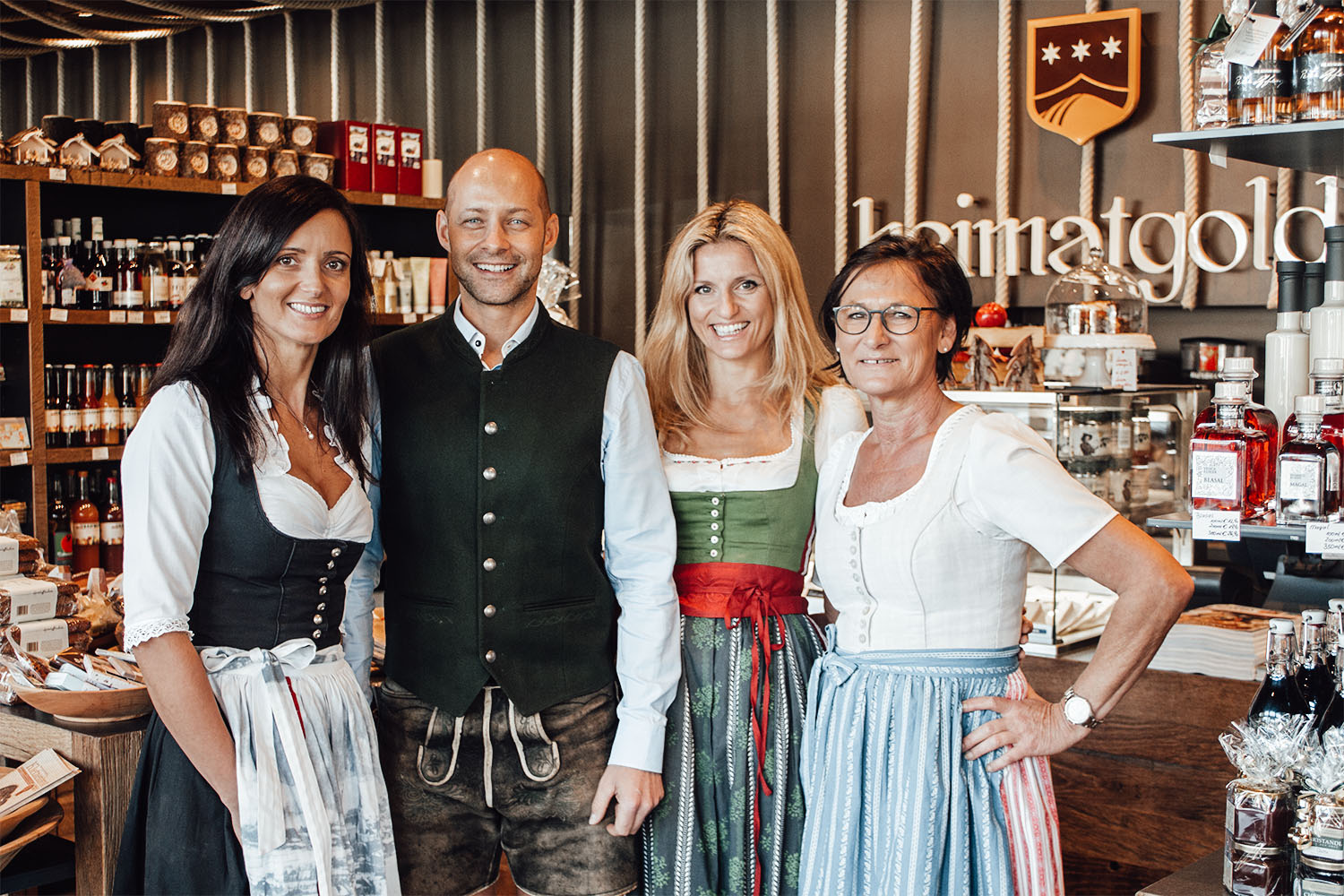 Pensionistin Evi Plut (1. v. r.) arbeitet geringf&uuml;ging im Laden &bdquo;Heimatgold&ldquo; mit.