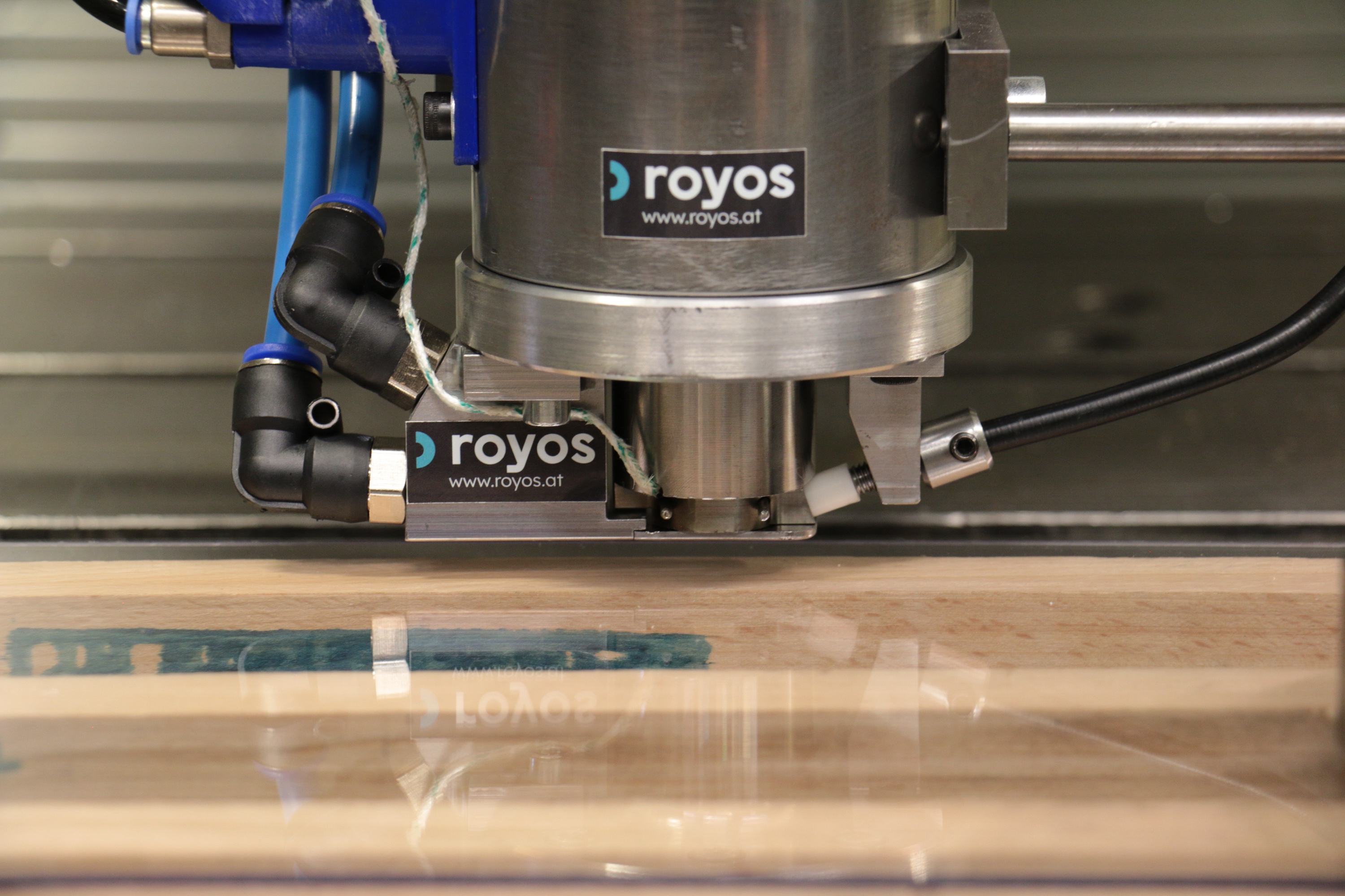 Das Werkzeug mit Logo über einer Holzplatte