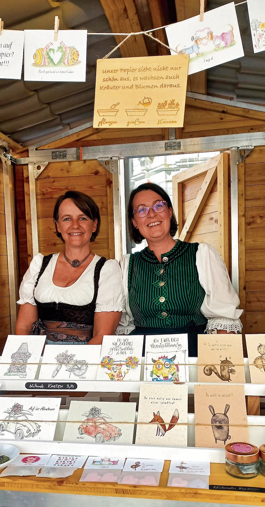 Marion Peternell (l.) beim Markt-Verkauf der Seedpap-Karten