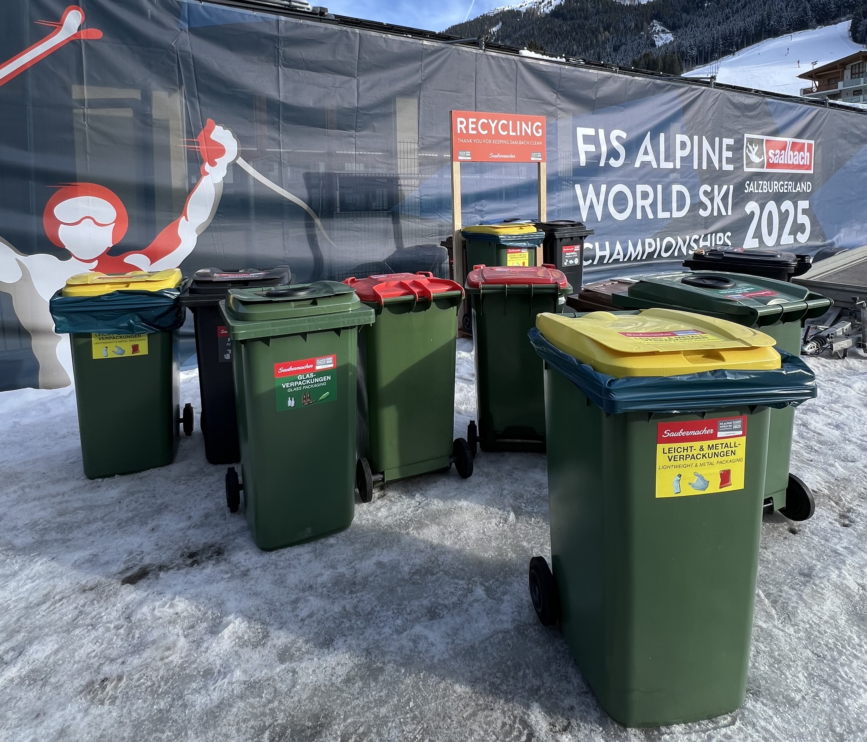 Mehrere M&uuml;lltonnen mit Saubermacher-Logo