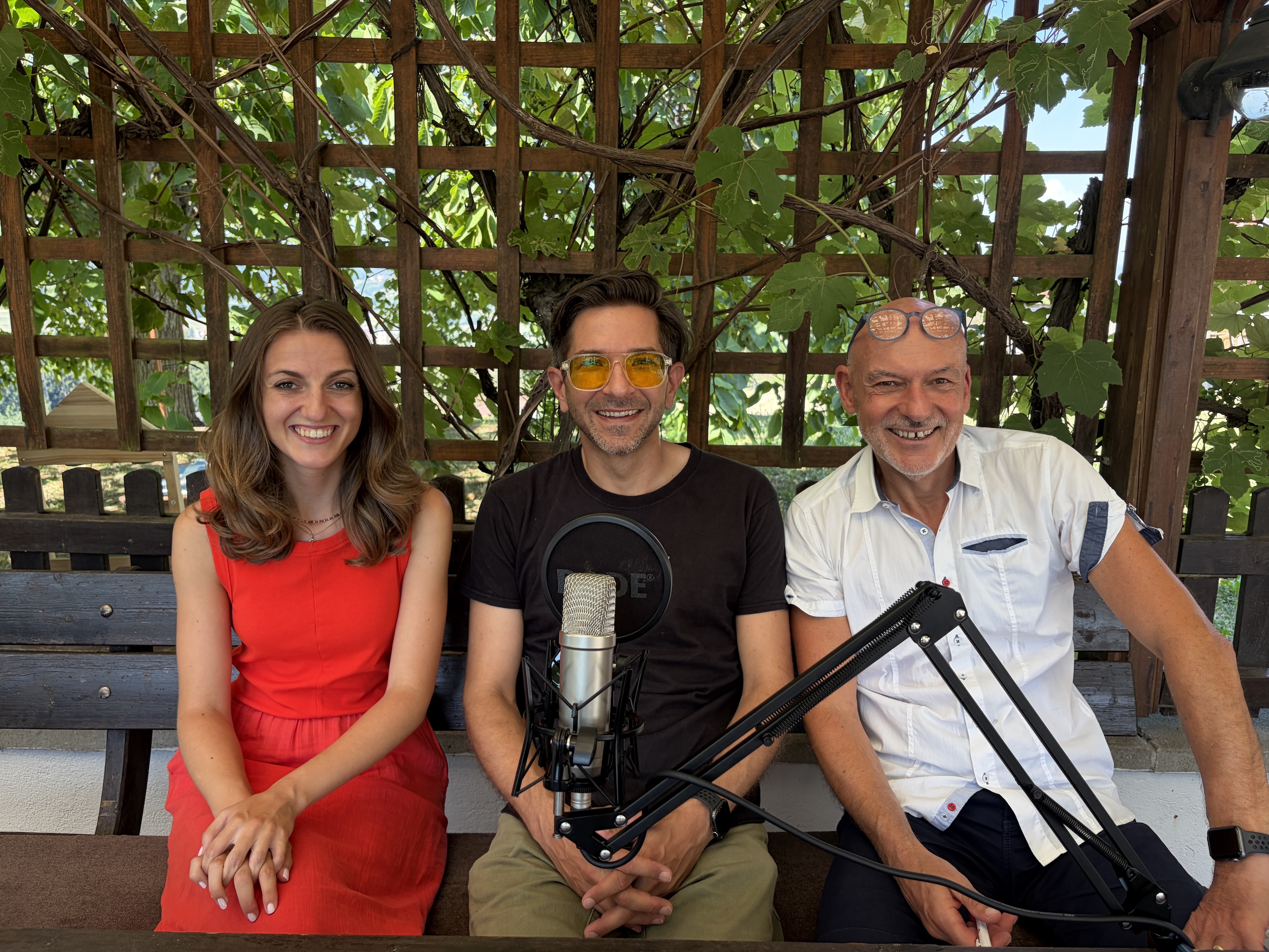 Andrea Jerković, Stephan Wiesenhofer und Peter Siegmund sitzen in einer Laube