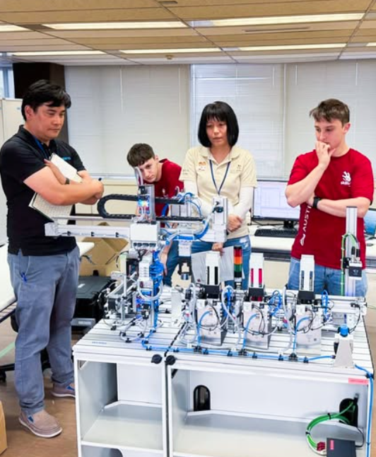 Paul Wohlesser und David Seidl hielten ihr Training in Japan ab. World Skills.