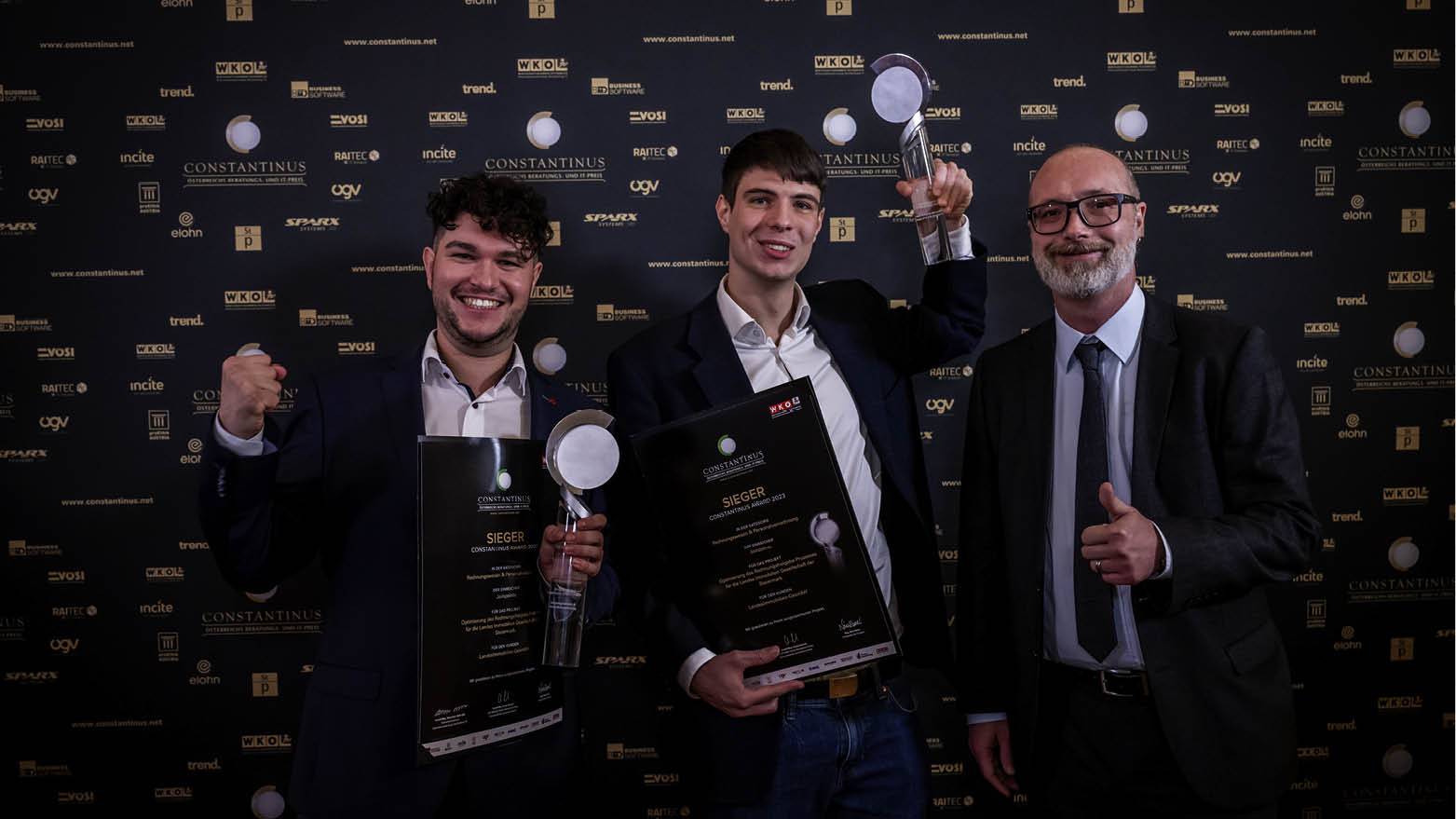 Jakob Deimbacher, Peter Hörmann (beide Joinpoints) mit dem Preis und Obmann Dominic Neumann (v.l.).