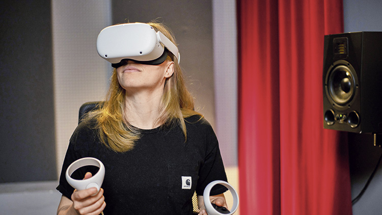 Eli Frauscher (blond) mit VR-Brille