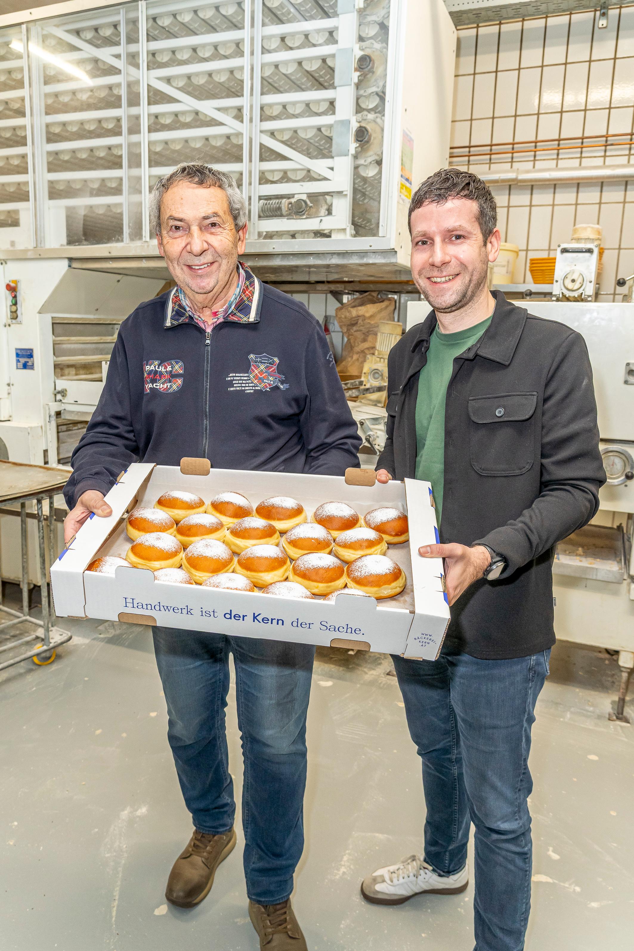 Die Chefs h&ouml;ren auf denselben Namen: Julius Kern. Hier mit einer Steige voll Krapfen