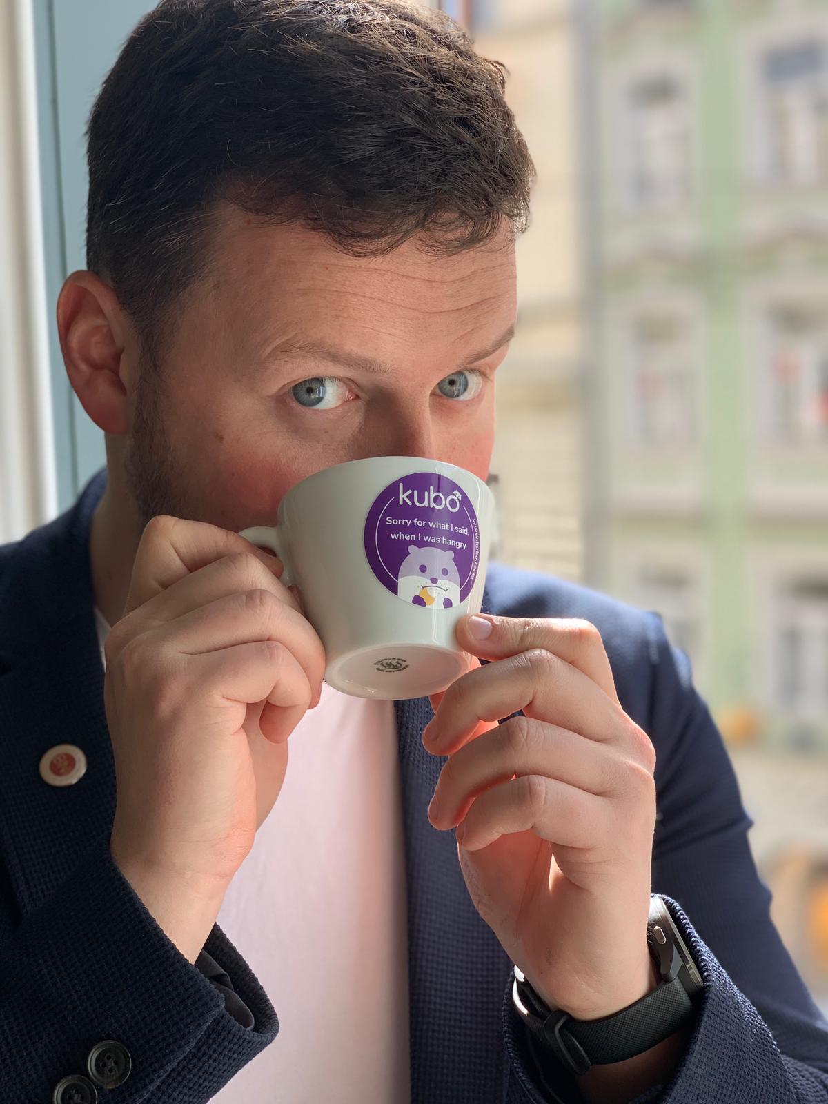 Ein Mann trinkt aus einer Kubo-Kaffeetasse.