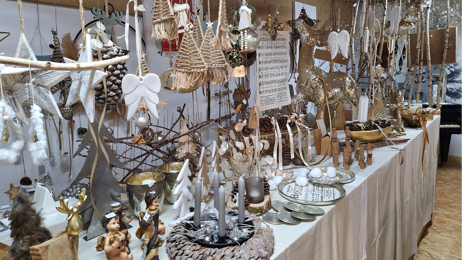 Dekorationsartikel wie Holzsterne, gebundene Tannenb&auml;ume und Christbaum-Kugeln