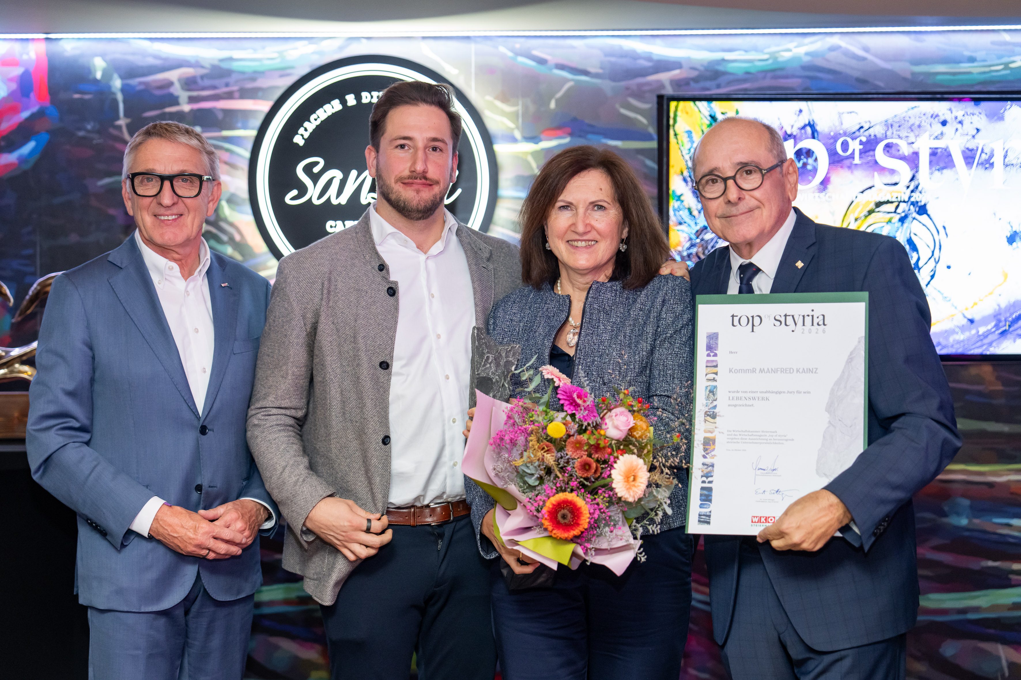 Lebenswerk-Preis von &bdquo;top of styria&ldquo; geht an TCM-Gr&uuml;nder Manfred Kainz. V.l.n.r. Josef Herk, Julian Kainz, Anna Kainz und Manfred Kainz.