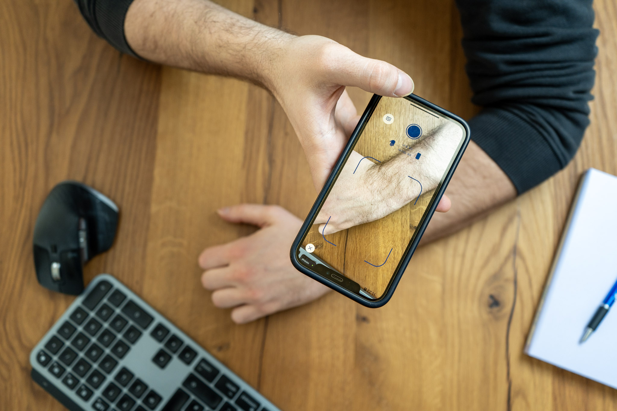 Mann wendet den SkinScreener vom Grazer Unternehmen Medaia an