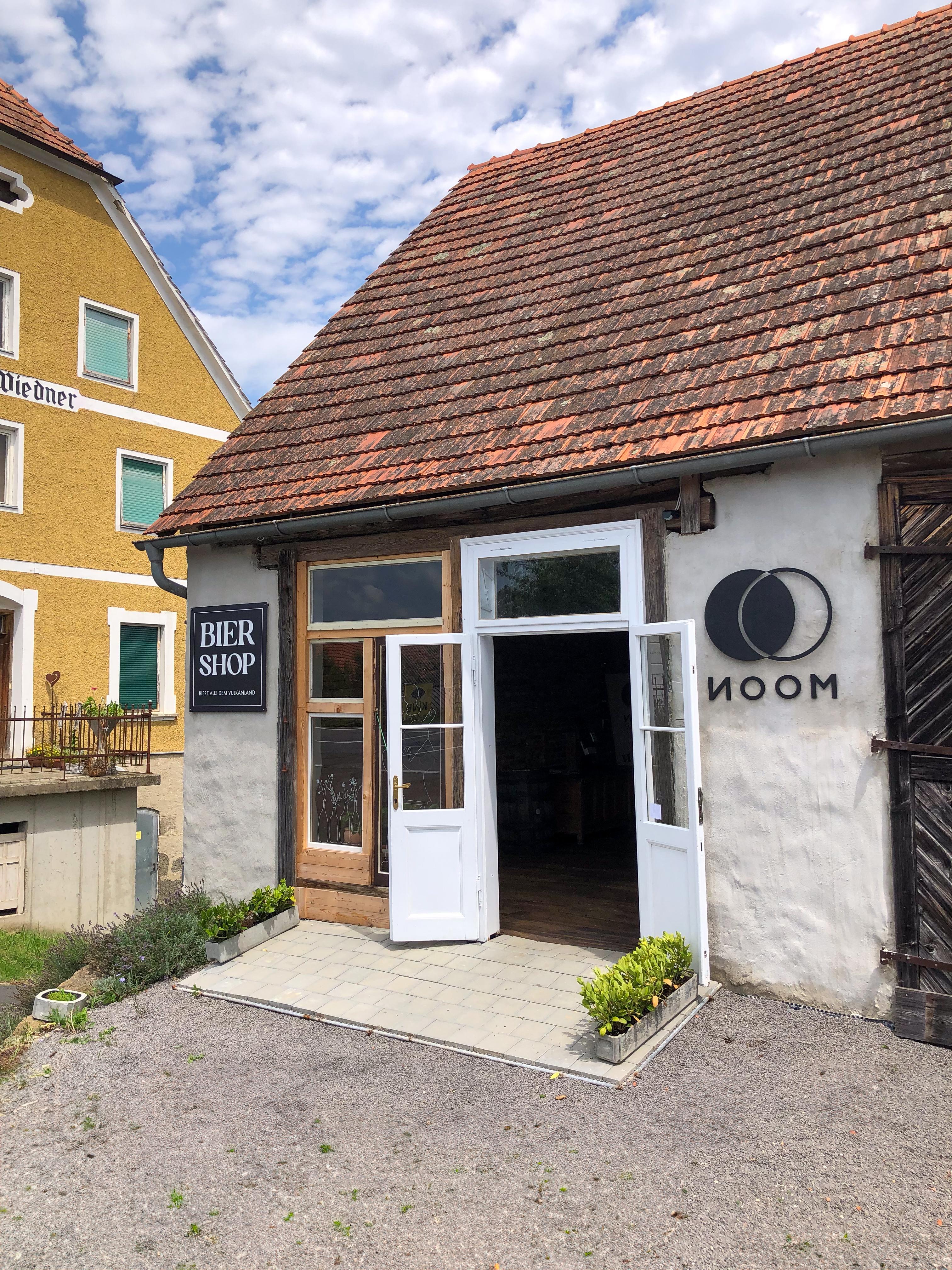 Blick von au&szlig;en auf den neuen Shop