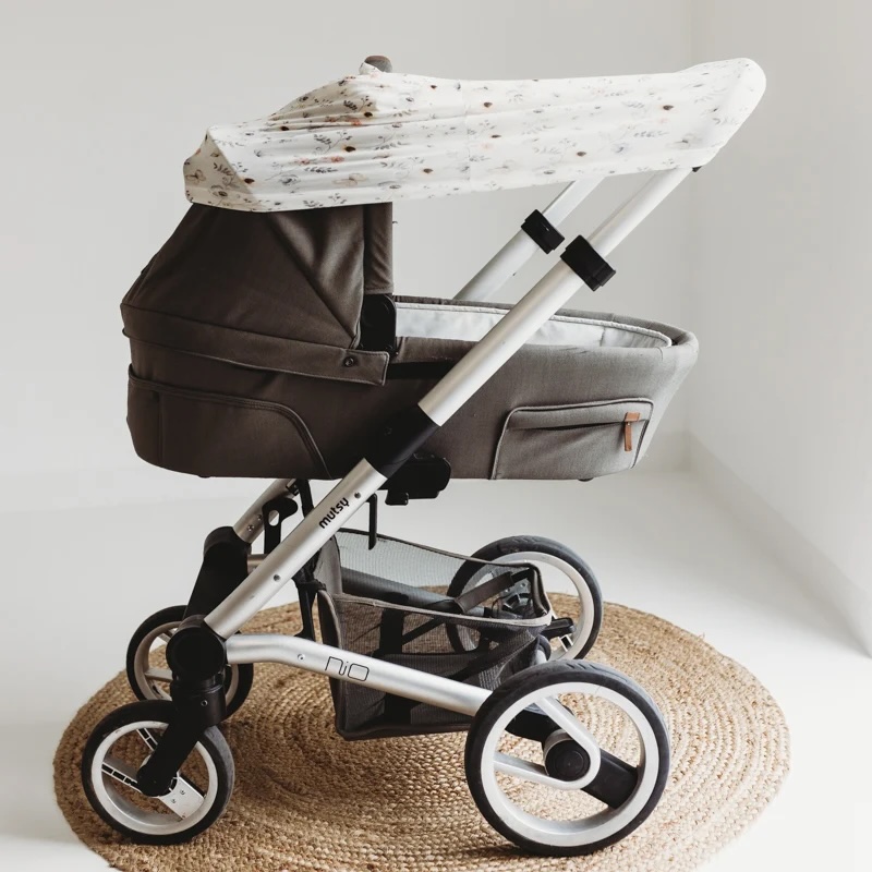 Ein d&uuml;nnes Tuch aus Tencel, das &uuml;ber Kinderwagen gespannt ist.