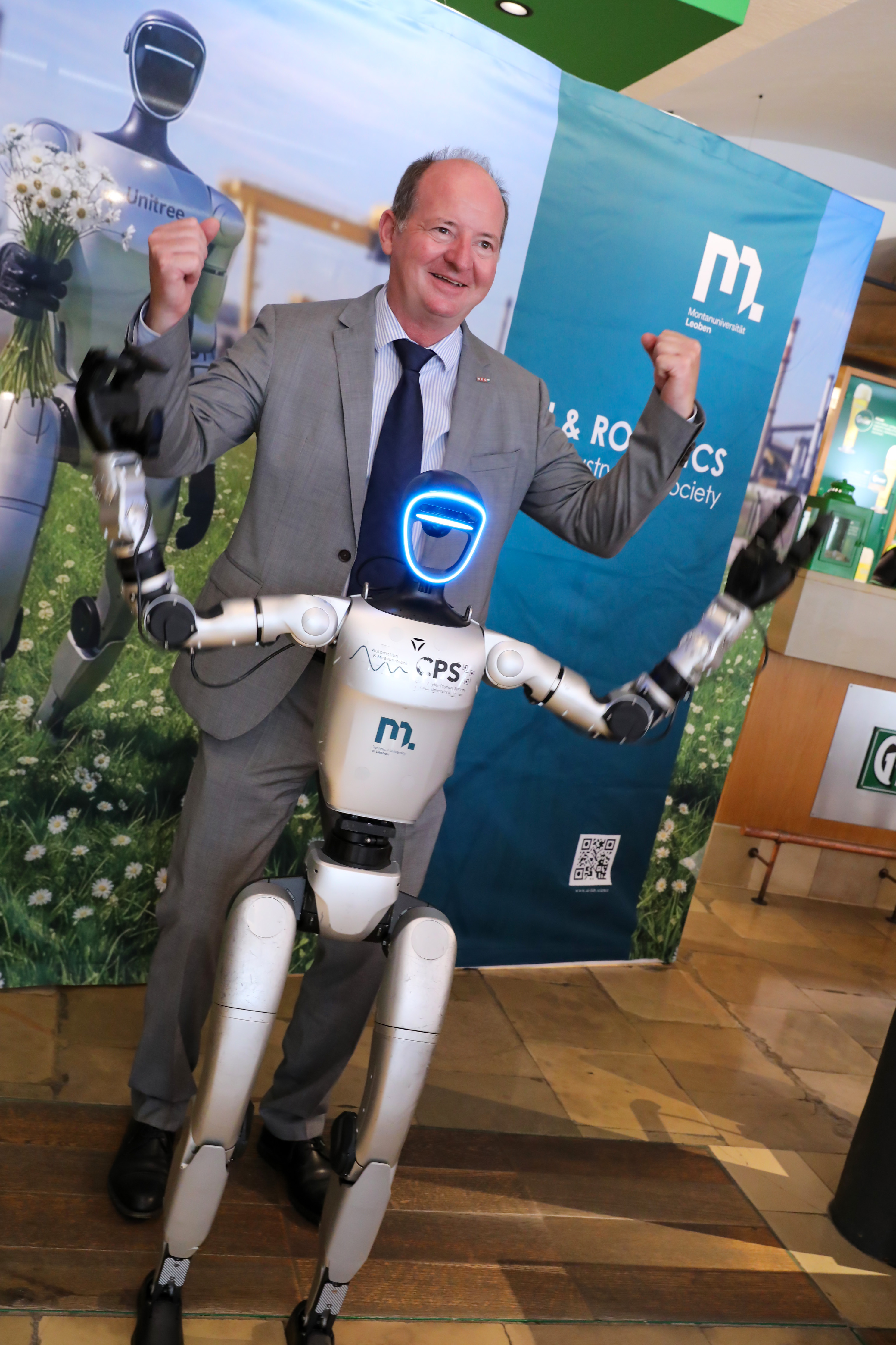 Herbert Ritter mit dem humanoiden Roboter