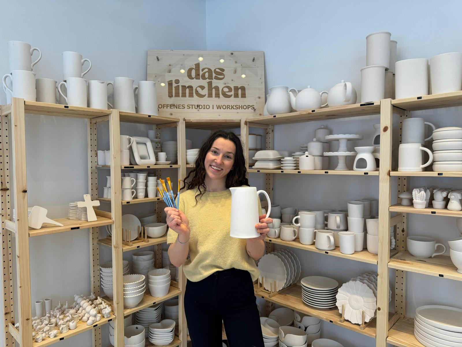 Paulina Tiefenbacher in ihrem Keramik-Malstudio