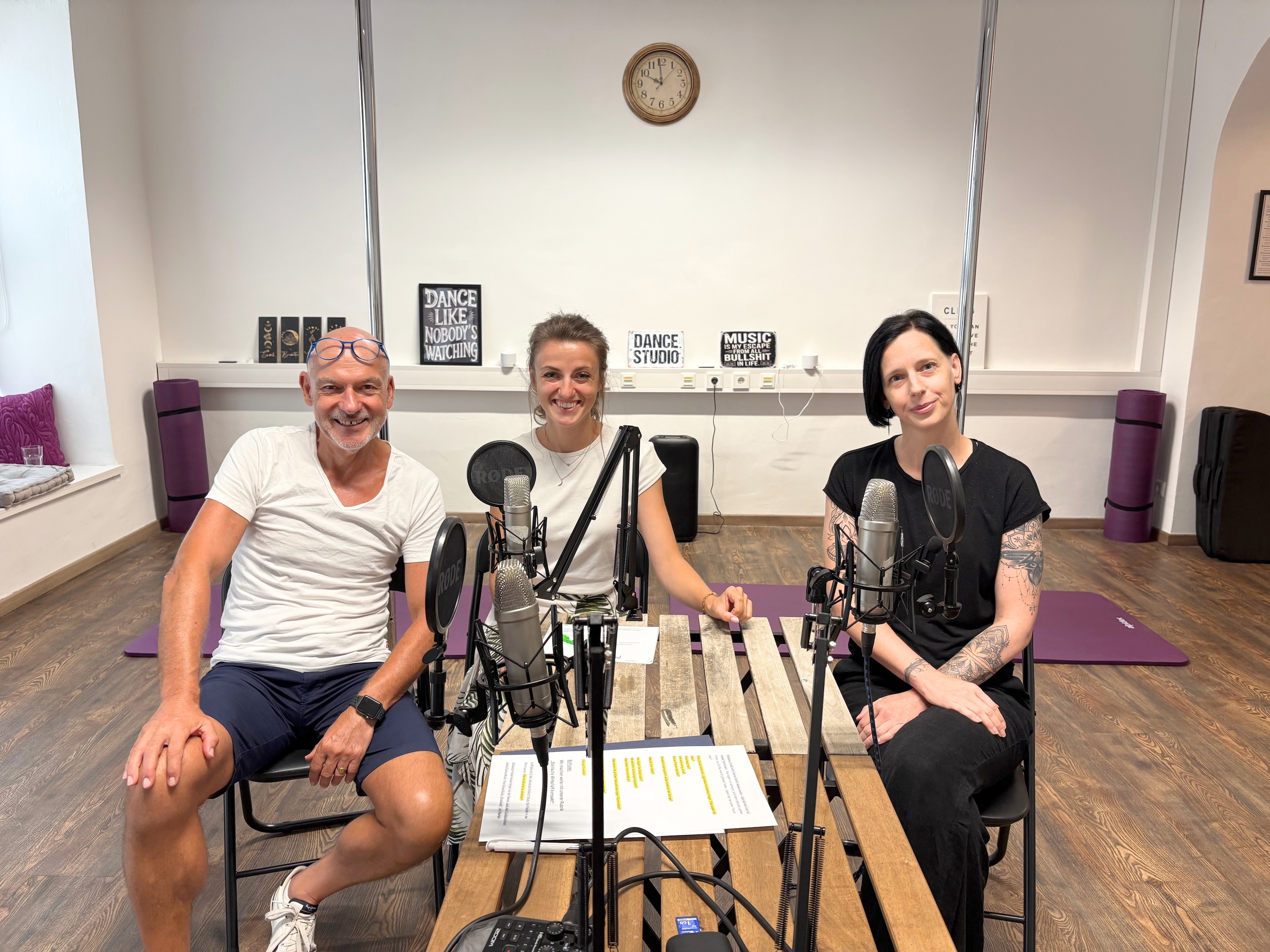 Peter Siegmund, Andrea Jerković und Sandra Pra&szlig;l sprachen miteinander im Pole-Dance-Studio Shadows