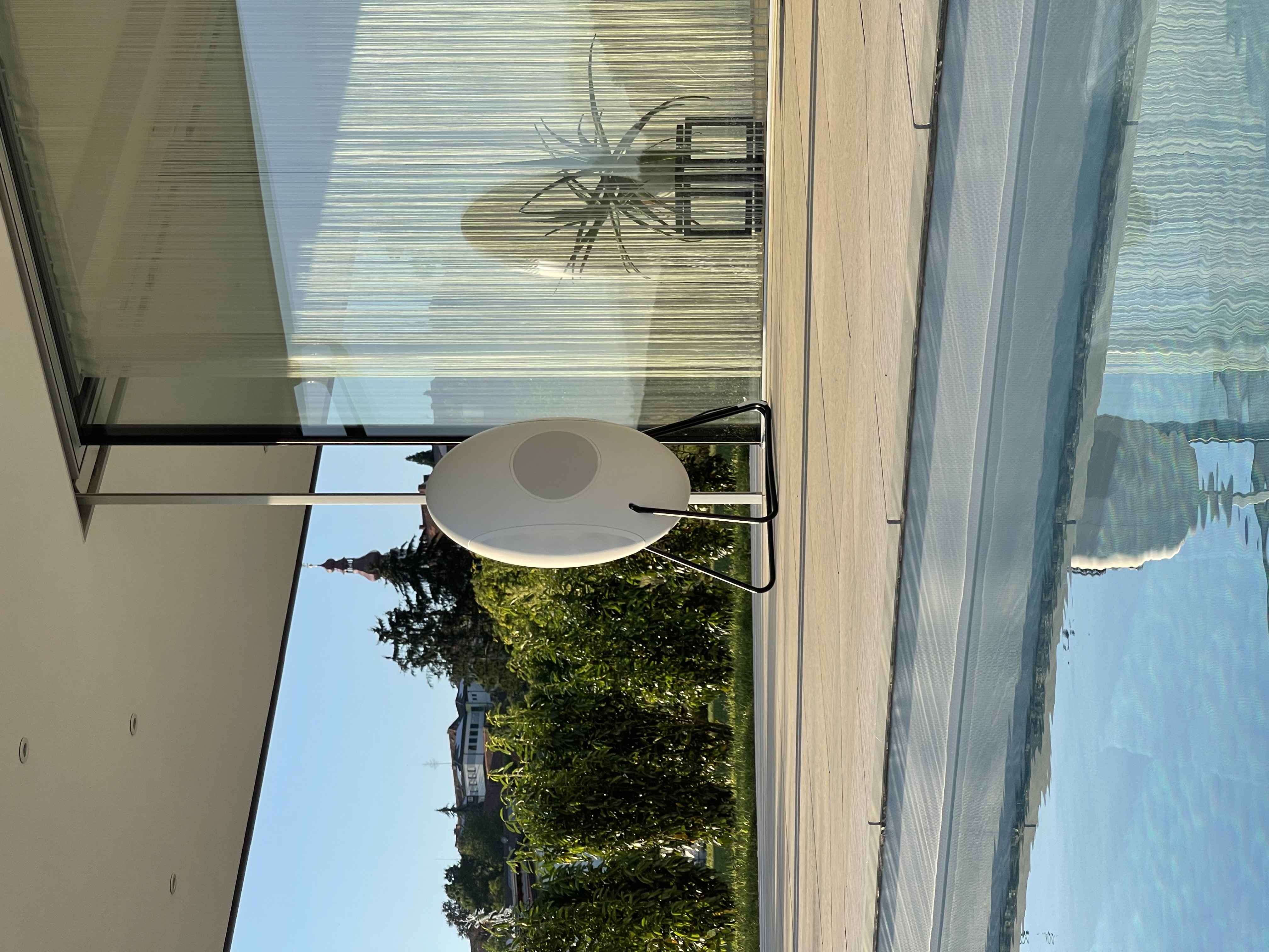 Wei&szlig;e eierf&ouml;rmige Box im Freien vor einem Pool