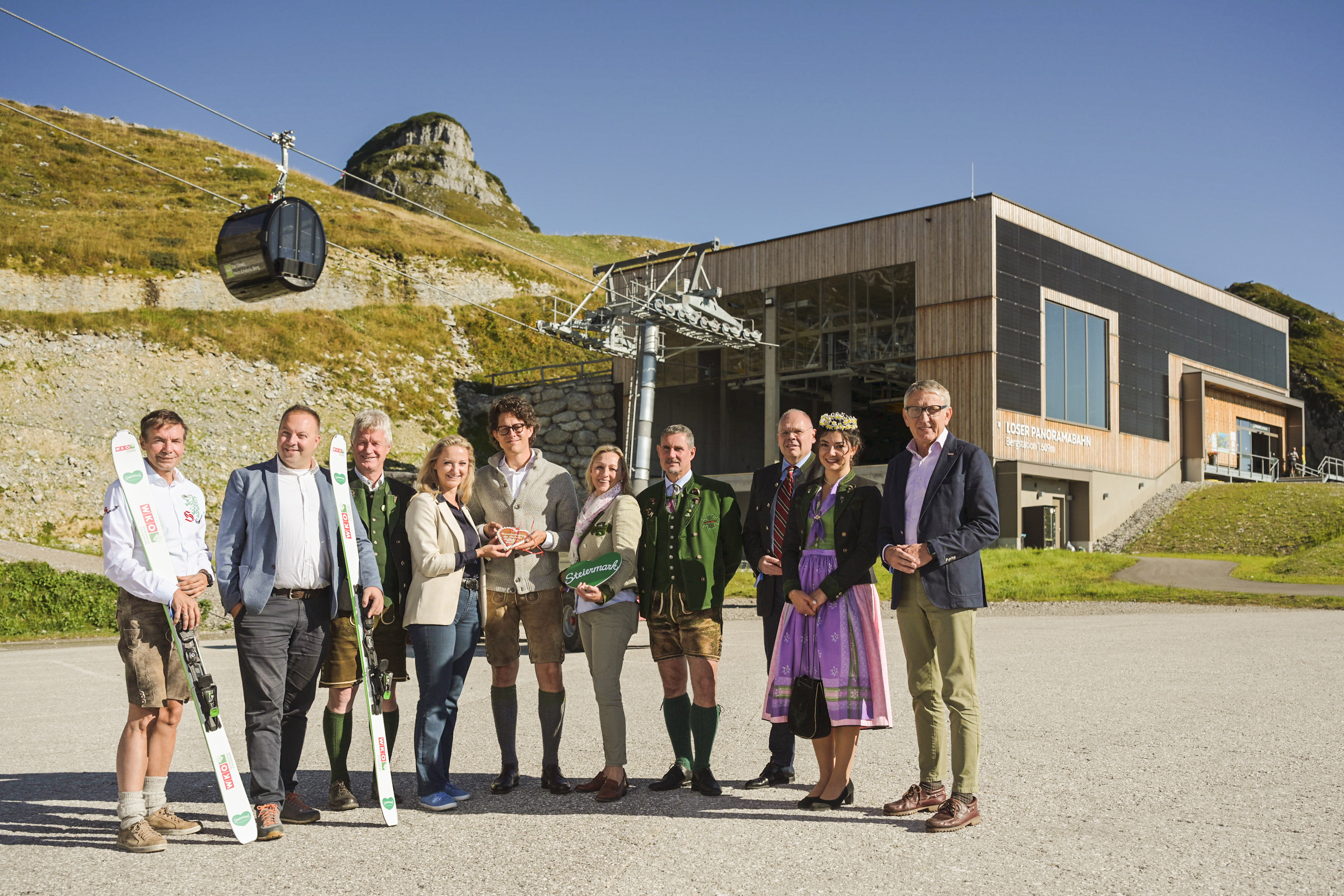 FG-Geschäftsführer Oliver Käfer, Obmann-Stellvertreter Daniel Berchthaller, GF Loser Bergbahnen Rudolf Huber, LAbg. Eva-Maria Kroismayr-Baier, Obmann Fabrice Girardoni, GF Tourismusverband Ausseerland Salzkammergut Pamela Binder, Bürgermeister Altaussee Gerald Loitzl, Bezirkshauptmann Liezen Nico Groger, Narzissenkönigin Magdalena Egger, WKO Steiermark Präsident Josef Herk