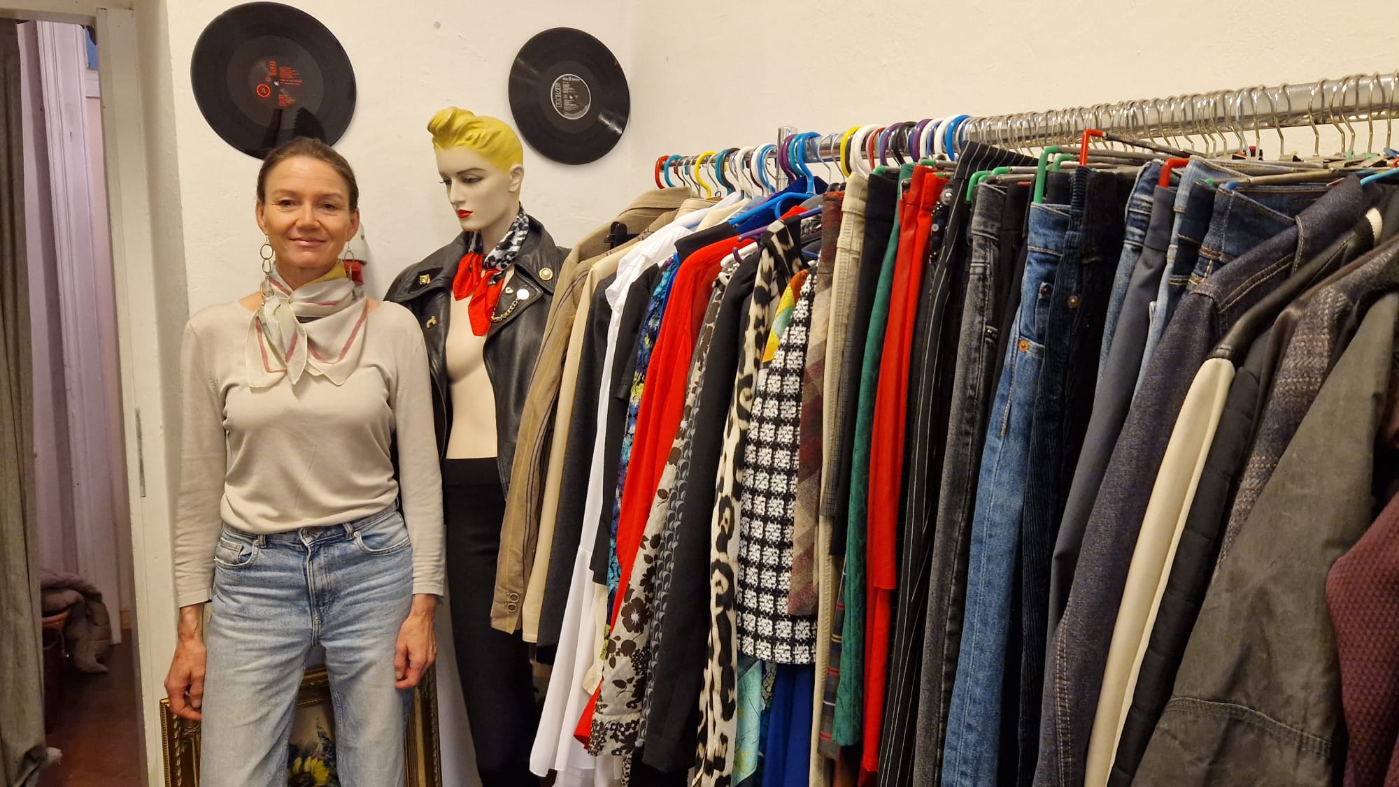 Simone Dorfer, Laden (noch) ohne Namen