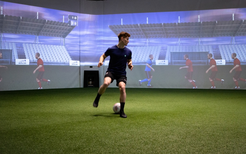 Fu&szlig;baller trainiert in der Skills.lab Arena.