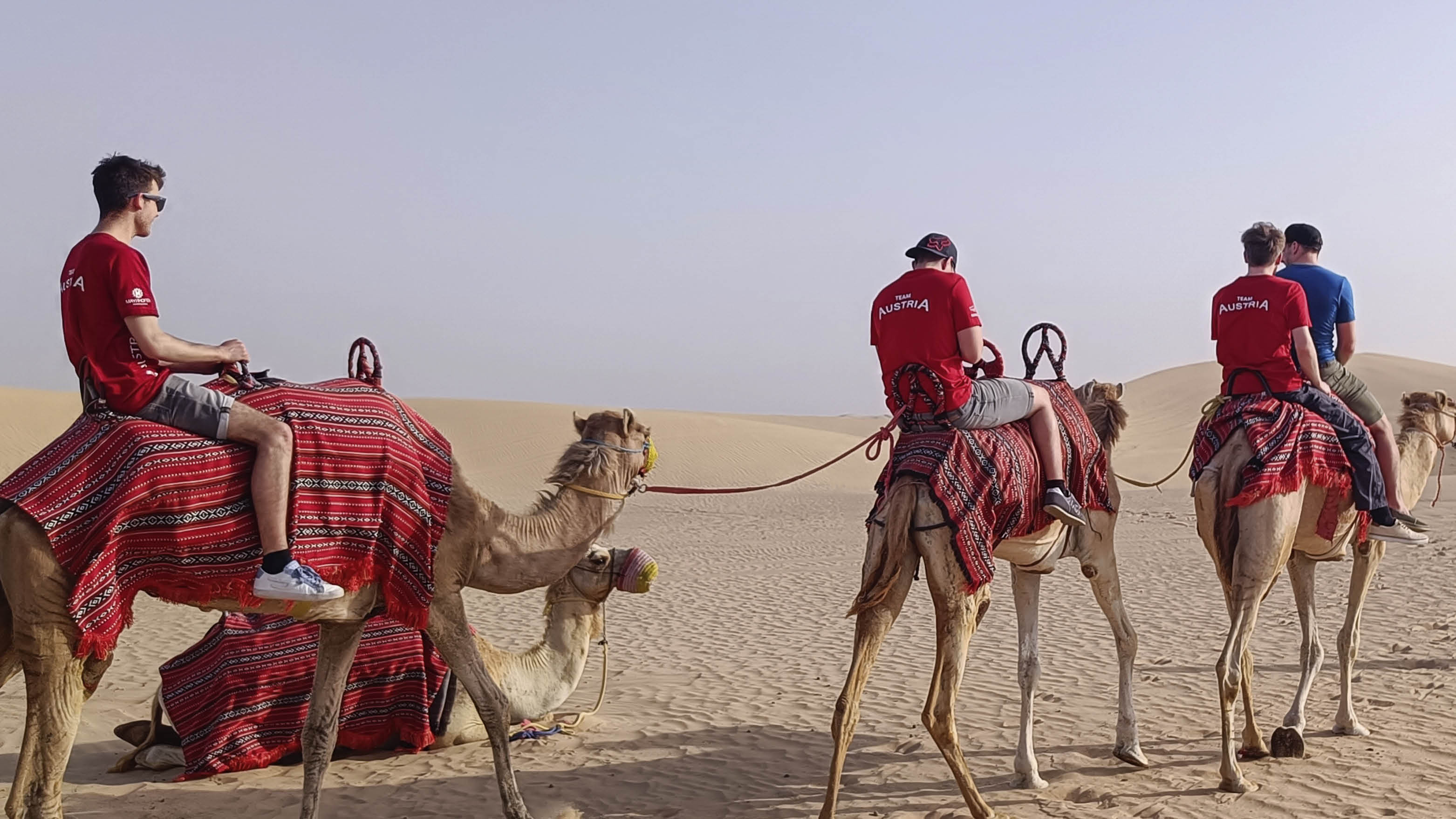 Skills-Teilnehmer in der W&uuml;ste auf Kamelen