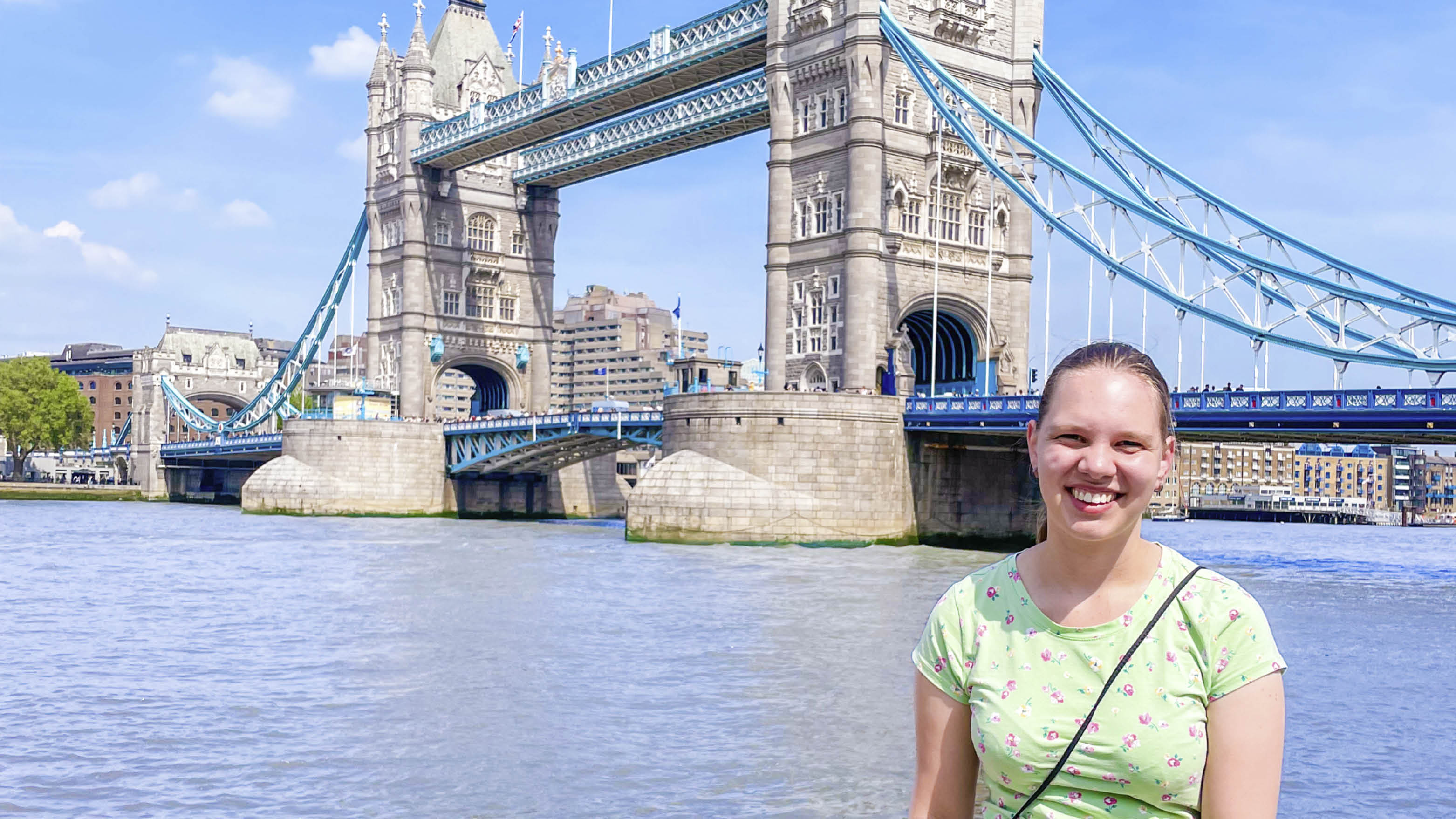 Magdalena Rath in London vor der Tower-Bridge