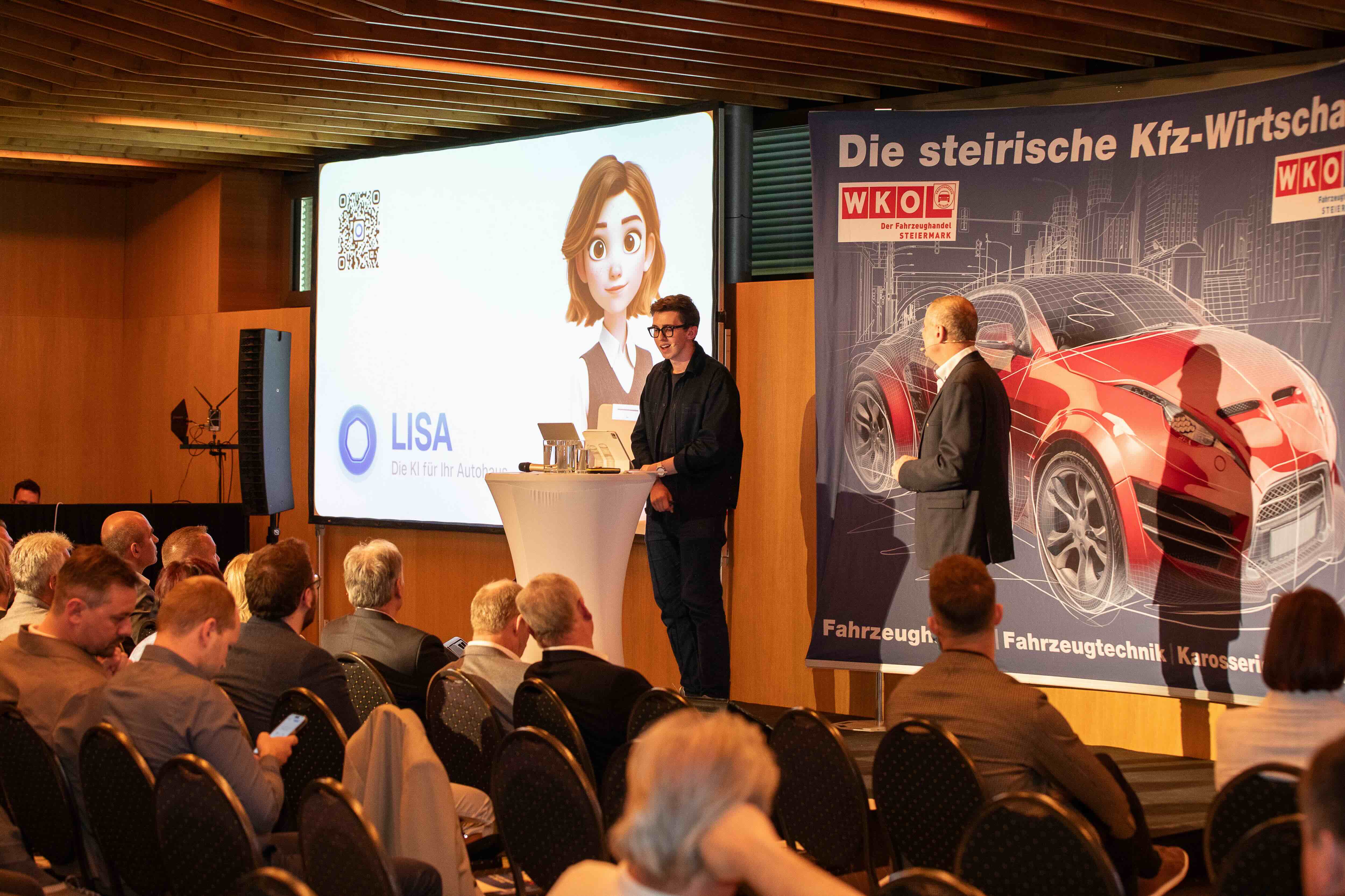 Vladislav Smolyanoy und Michael Holub (v.l.) bei der Pr&auml;sentation
