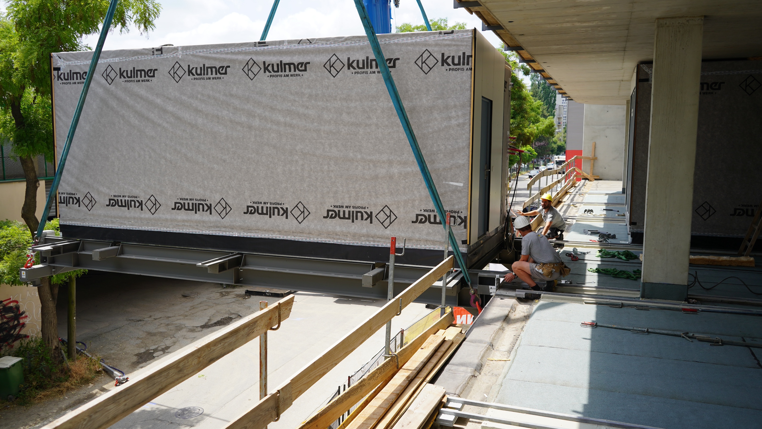 Ein Modul wird in den Terminal geschoben