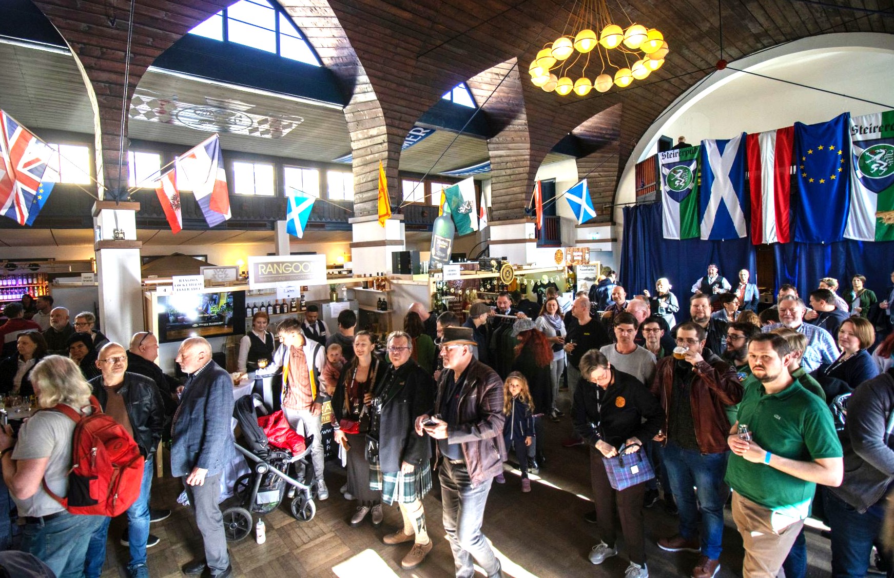 Prall gef&uuml;lltes Brauhaus Puntigam mit vielen Fahnen - steirisch, schottisch, &ouml;sterreichisch, britisch