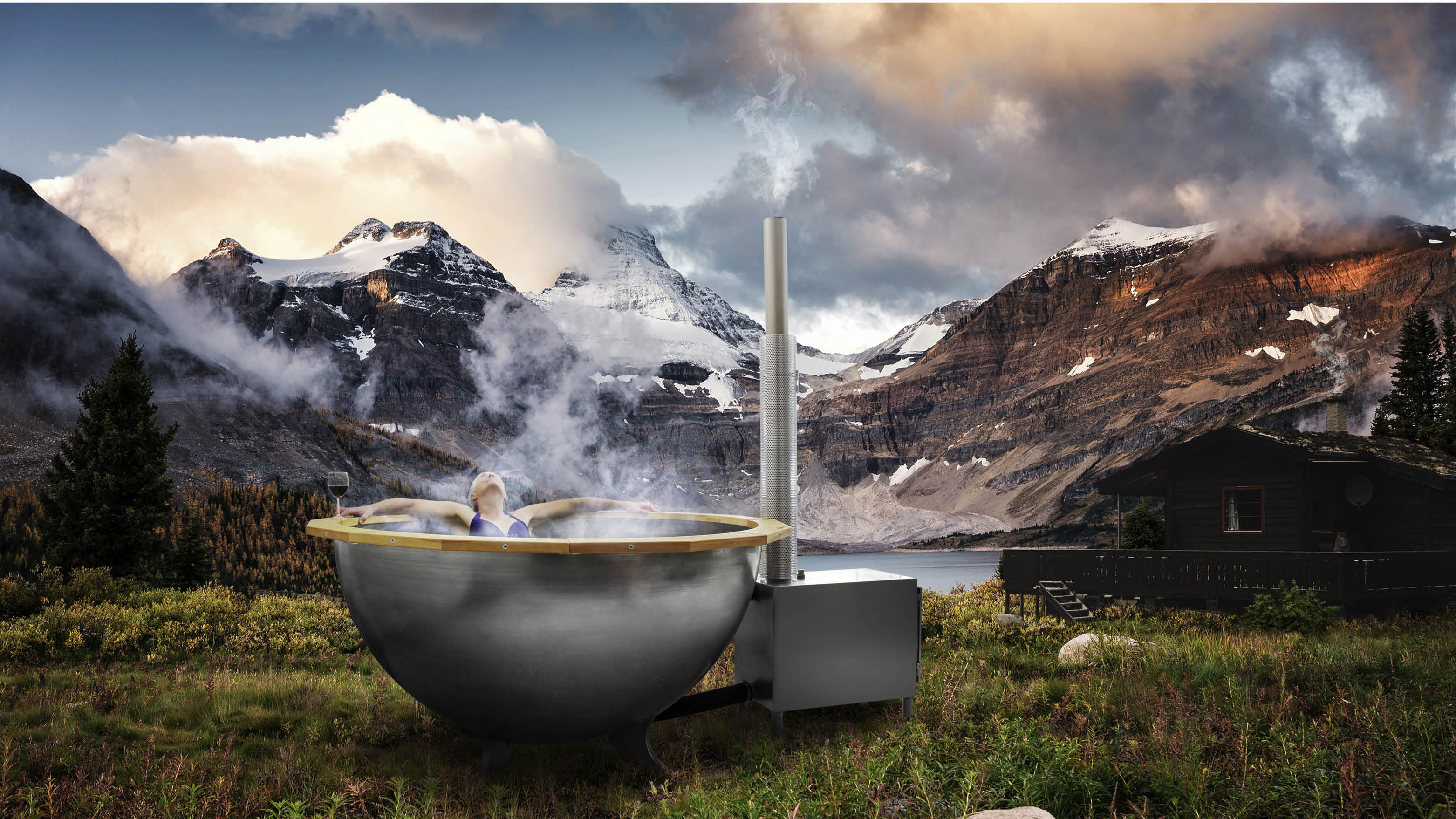 Tasse vor malerischem Berghintergrund mit warmen Wasser und einer Frau darin