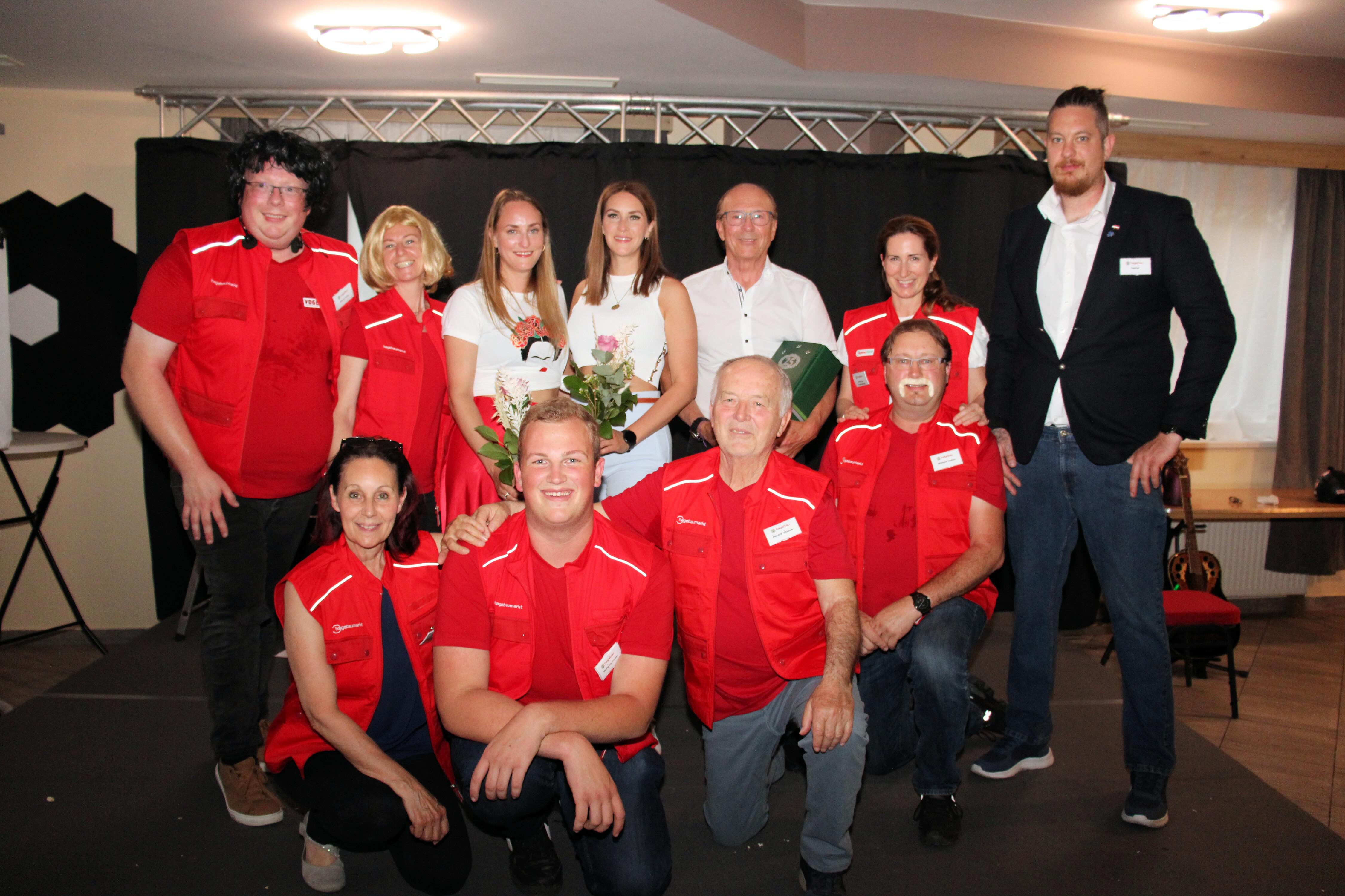 Die Mitglieder des Theaterstadls Maria Lankowitz mit Albert Vogl und seinen Töchtern Arabella Schloffer (hinten, 3. v. l.) und Isabella Vogl (hinten, M.).